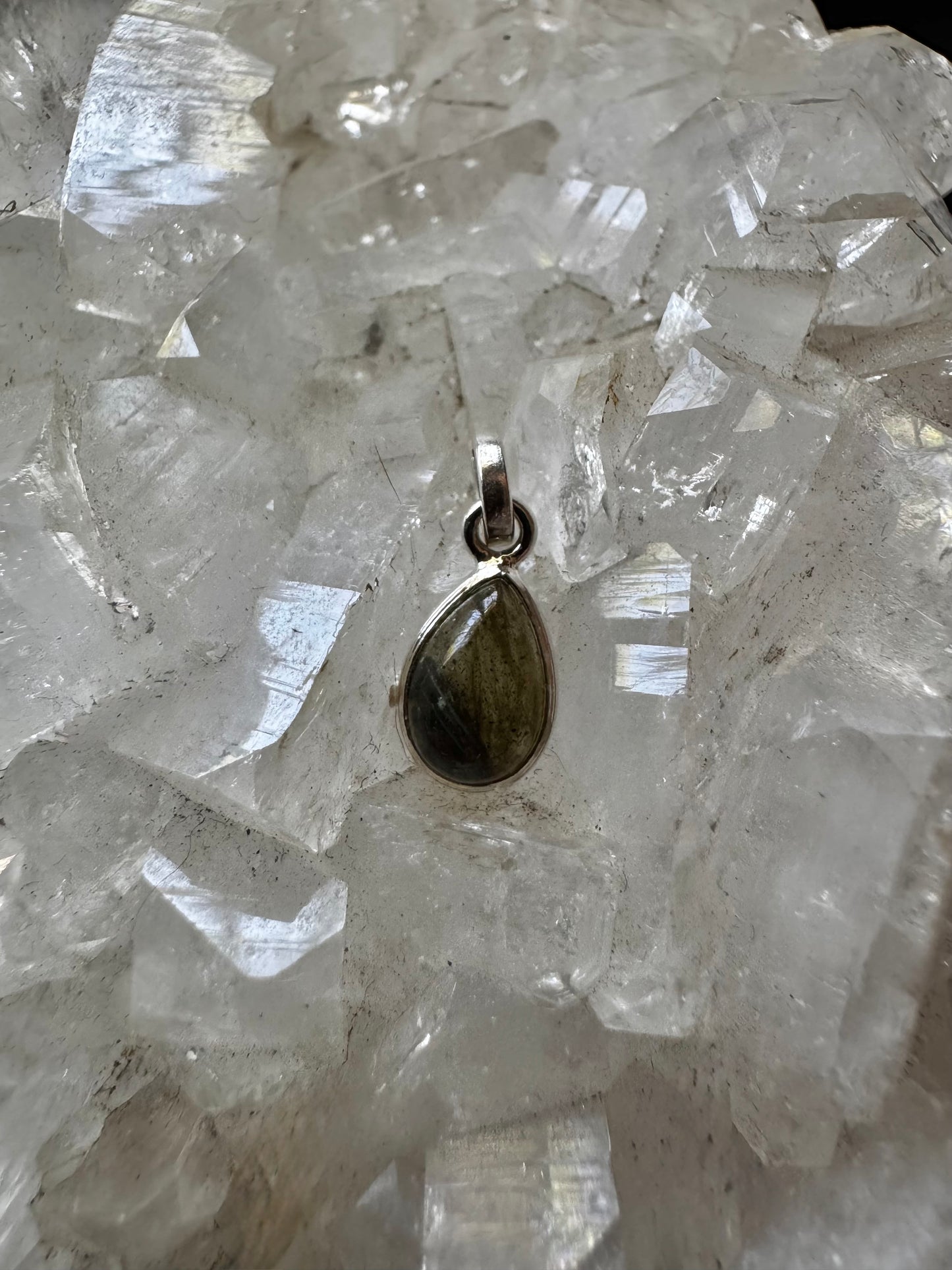 💫🔮 Colgante mini de Labradorita en forma de gota 🔮💫