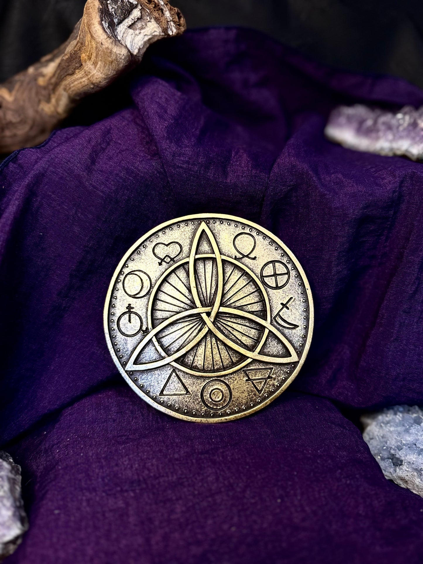 🌿✨ Incensario Redondo con Triqueta – Protección y Energía en Cada Ritual ✨🌿