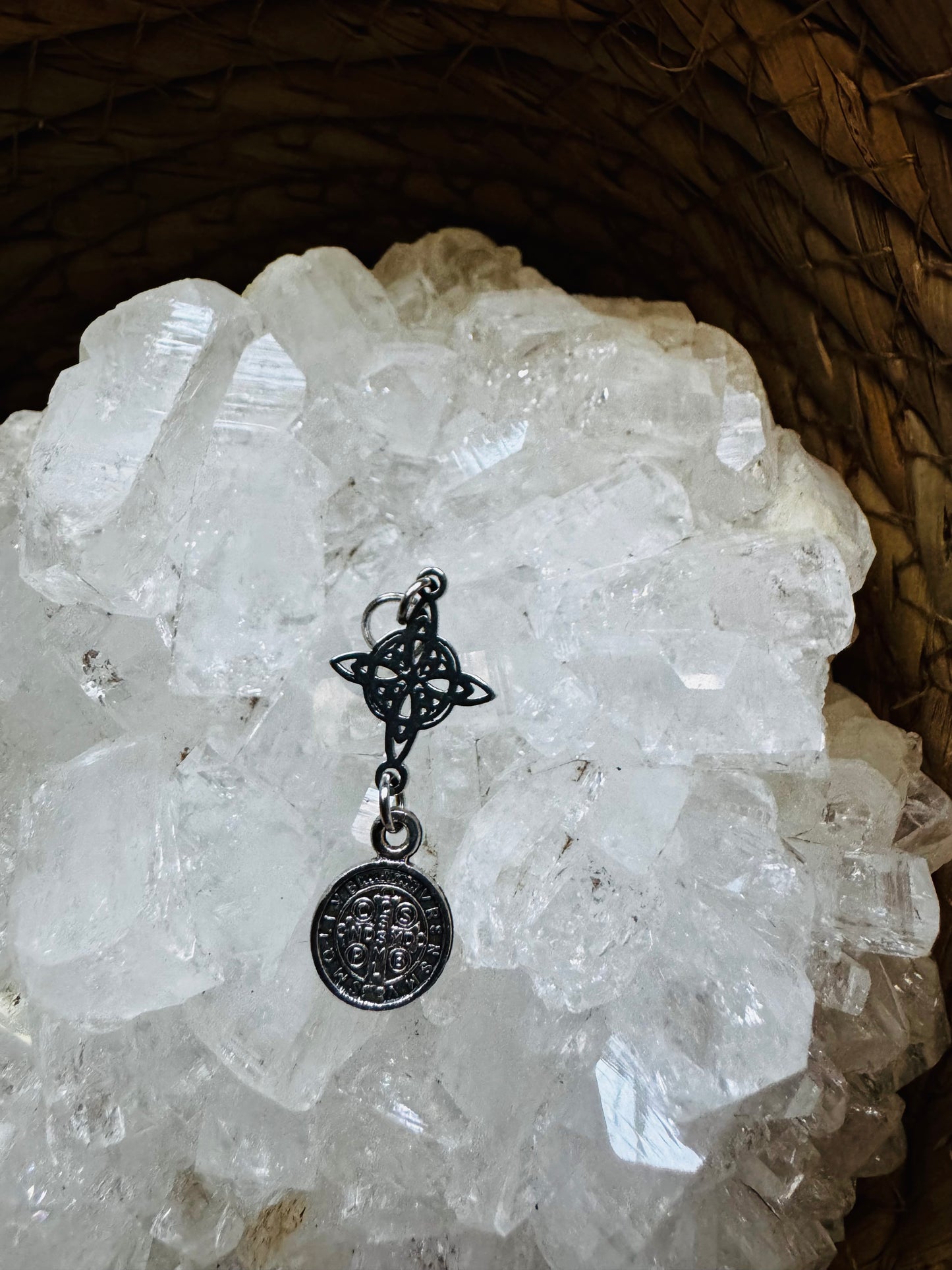 ✨ Colgante Doble Protección – Nudo de Bruja y San Benito en Acero