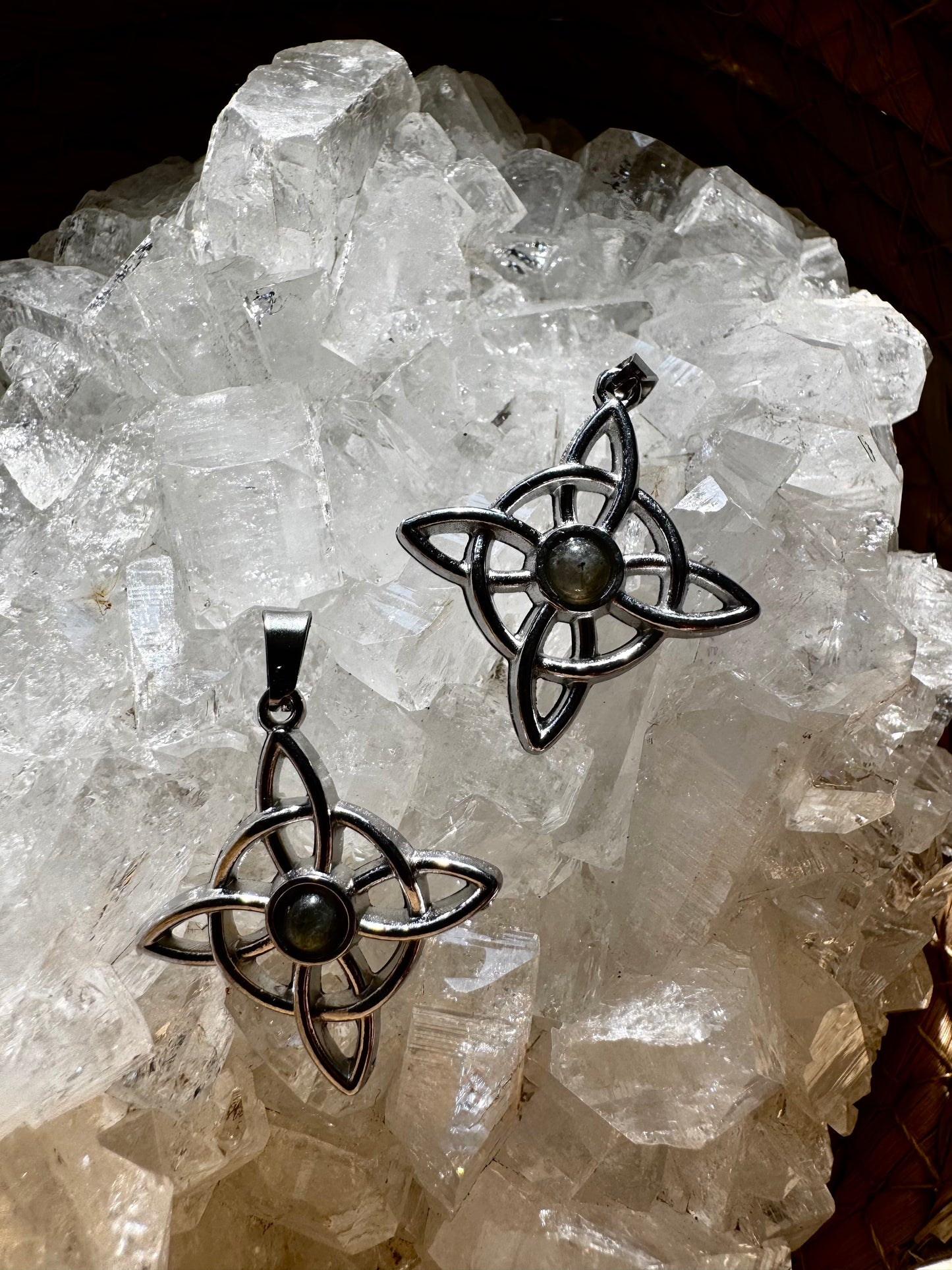 🕯️ Nudo de Bruja con Labradorita — Protección y Magia Interior