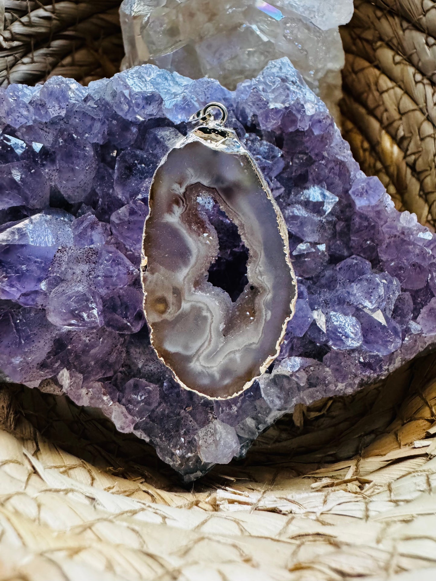 Colgante de Ágata Cristalizada con Baño de Plata – Energía y Protección ✨