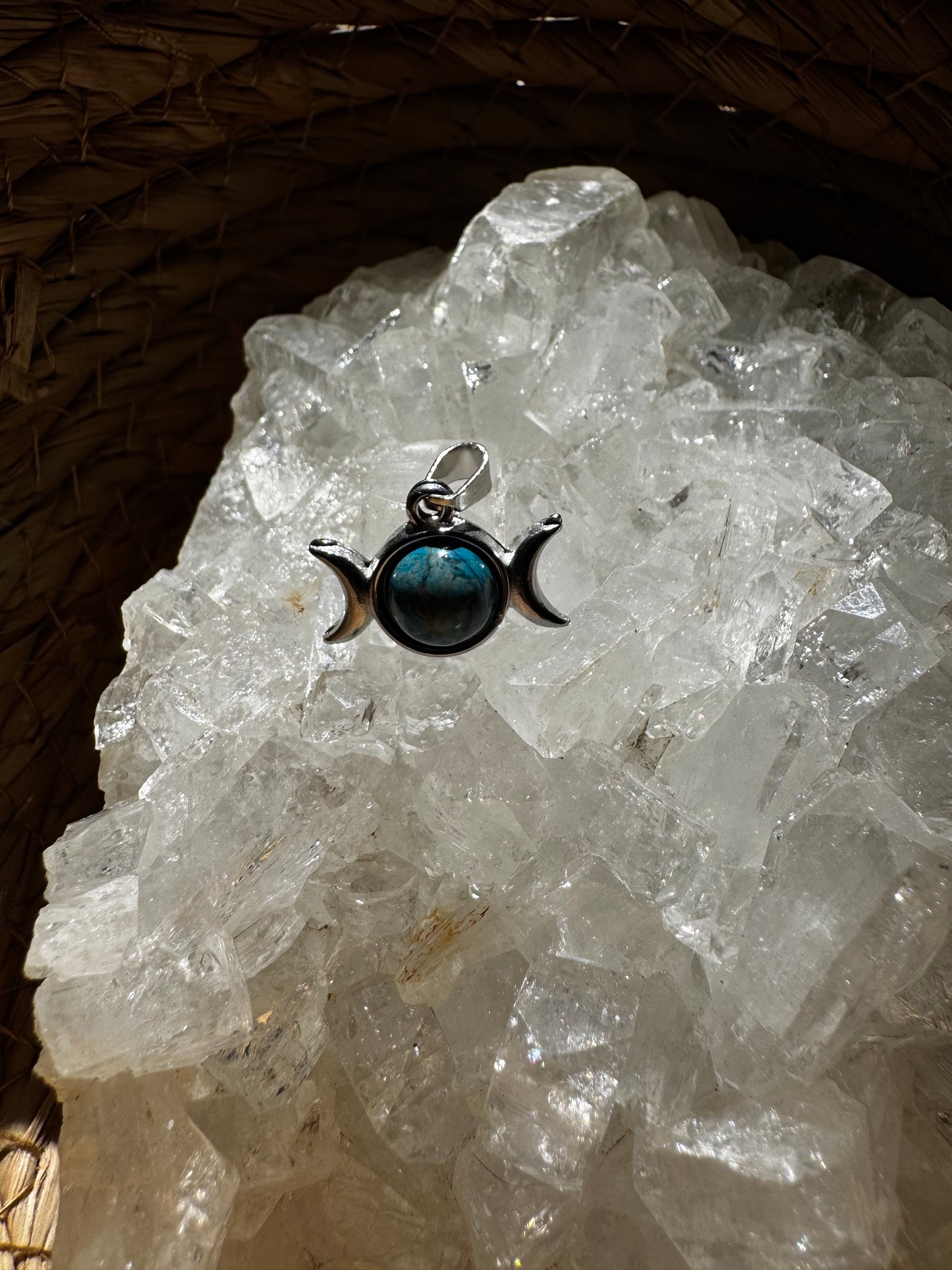 Colgante Triple Diosa con Turquesa – Protección y Armonía ✨