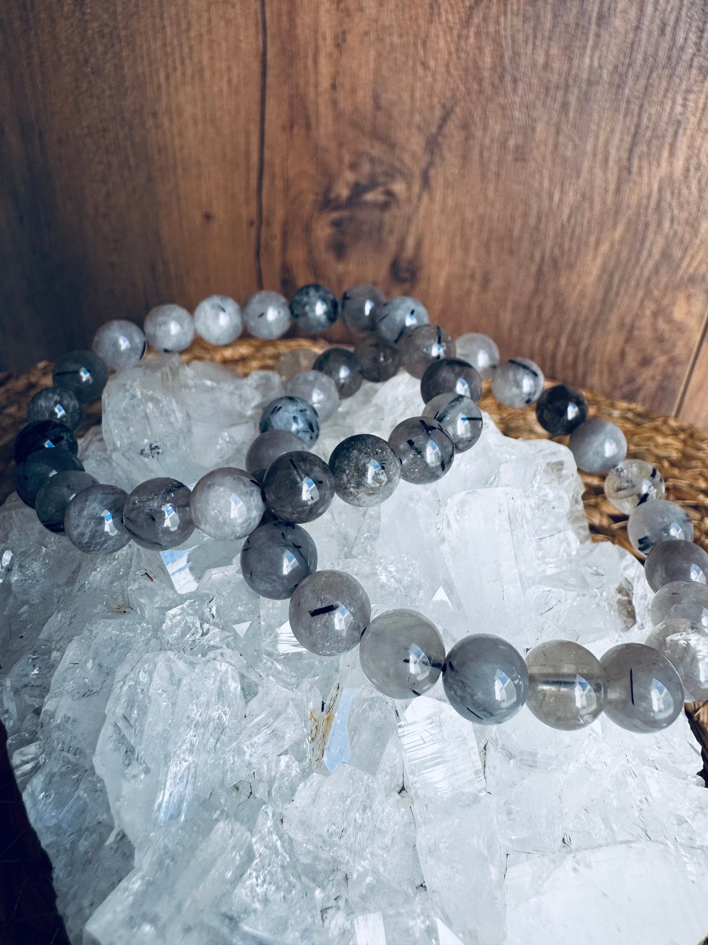 Pulsera de Cuarzo Turmalinado – Protección y Equilibrio Energético ✨