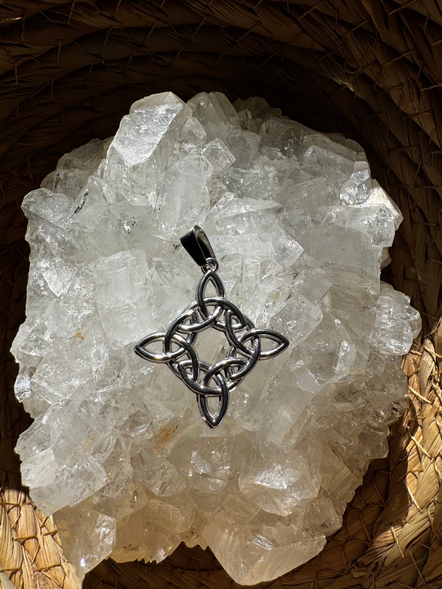 Colgante Nudo de Bruja 3D en Acero Plateado – Protección y Magia ✨