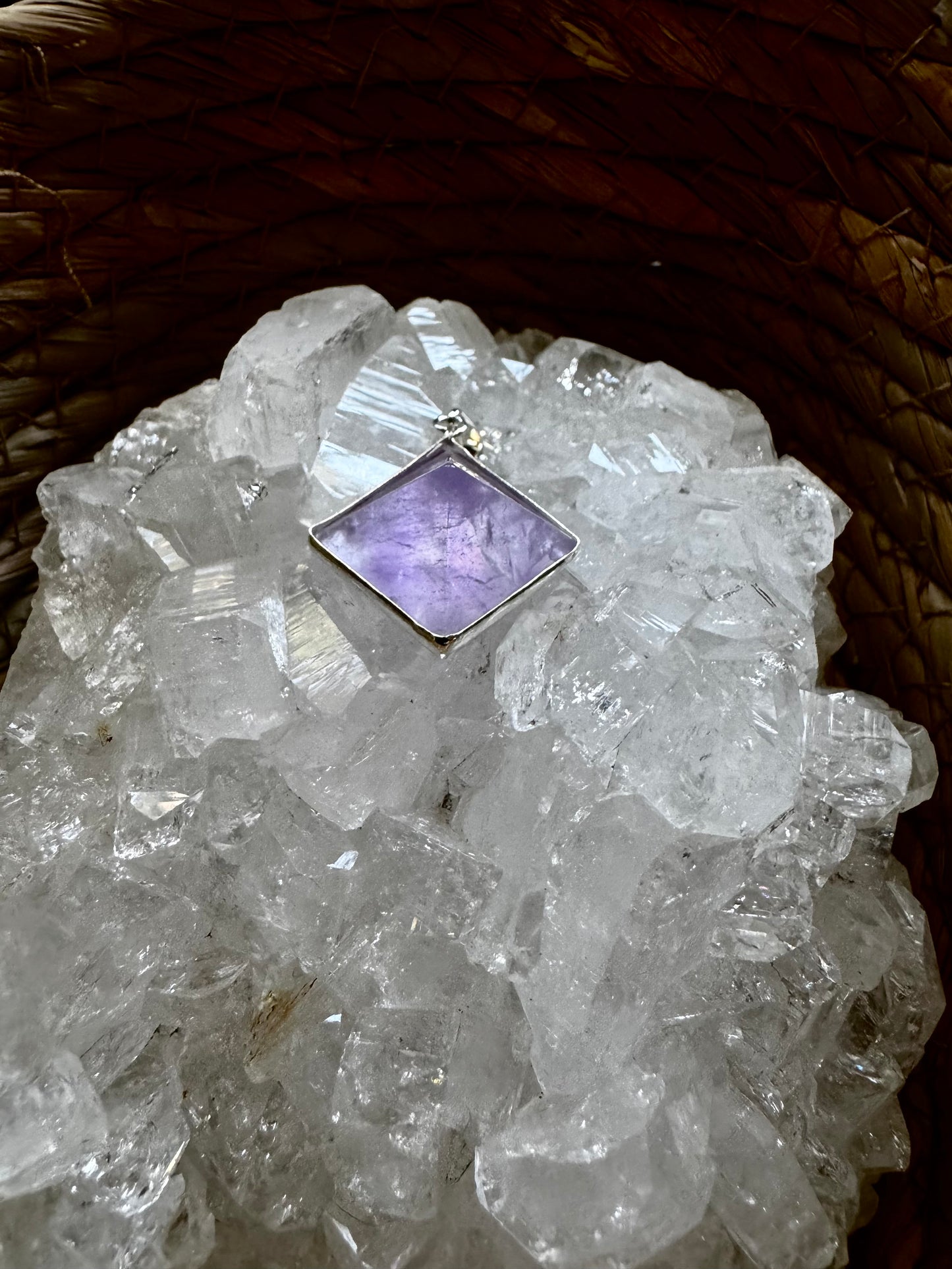 🔮 Colgante Pirámide de Amatista – GeometrÃa Sagrada