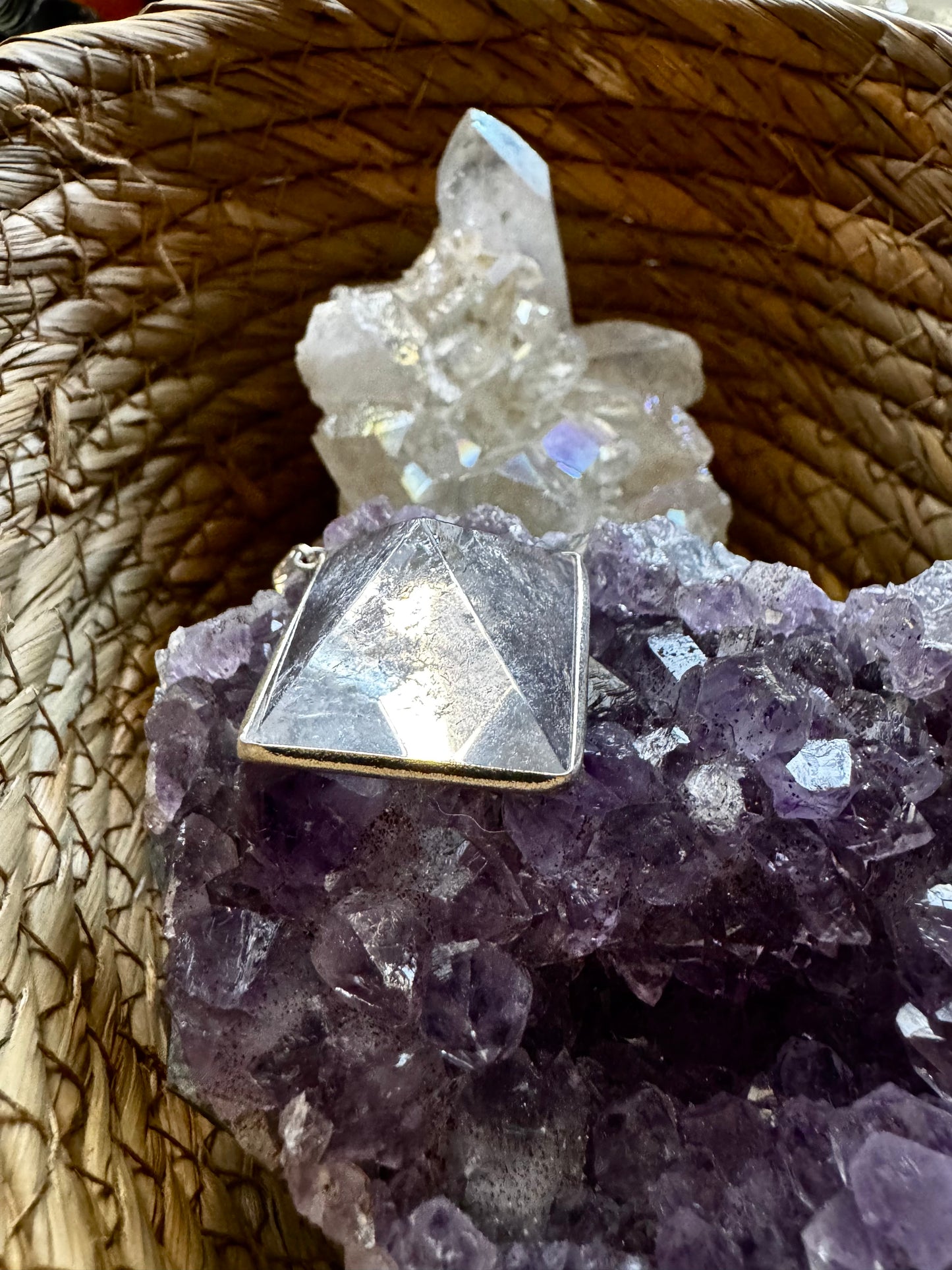 🤍 Colgante Pirámide de Cuarzo Cristal – Geometría Sagrada