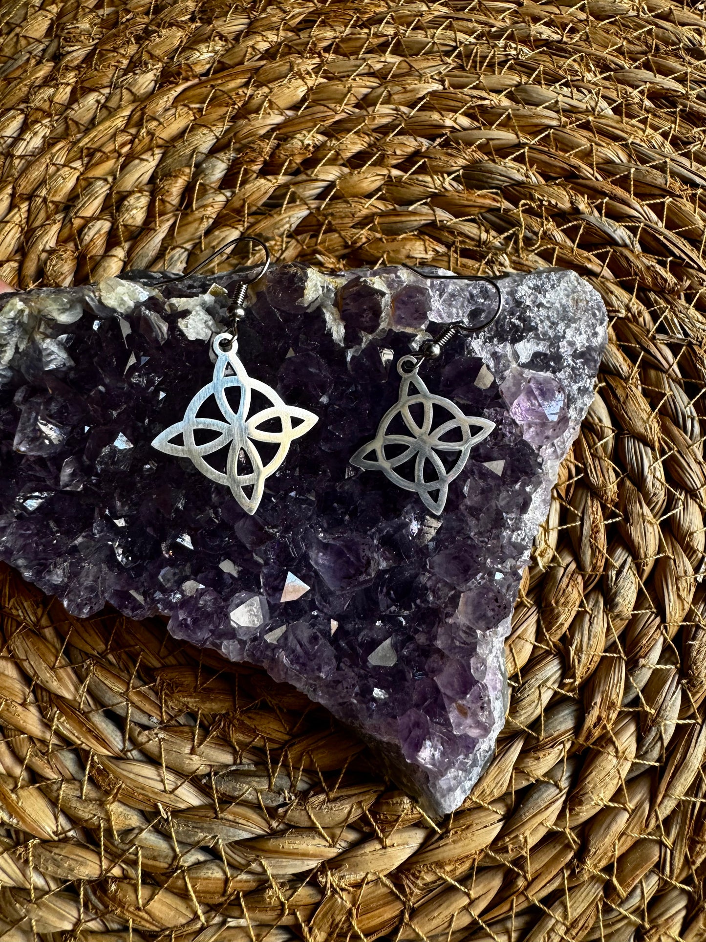 🔱 Pendientes Nudo de Bruja Sencillo – Acero Plateado