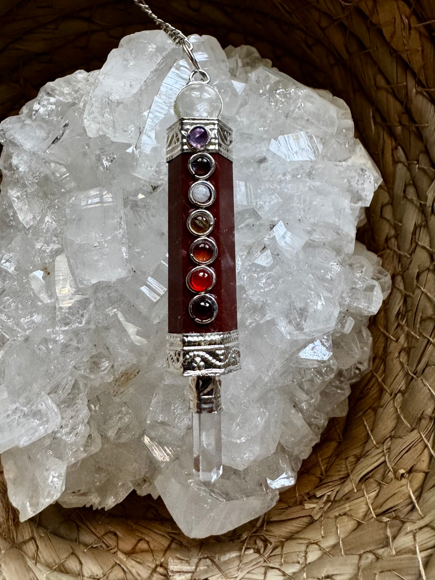 ❤️✨ Péndulo “Raíz de Luz” – Jaspe Rojo con 7 Chakras y Punta de Cuarzo Blanco ✨❤️