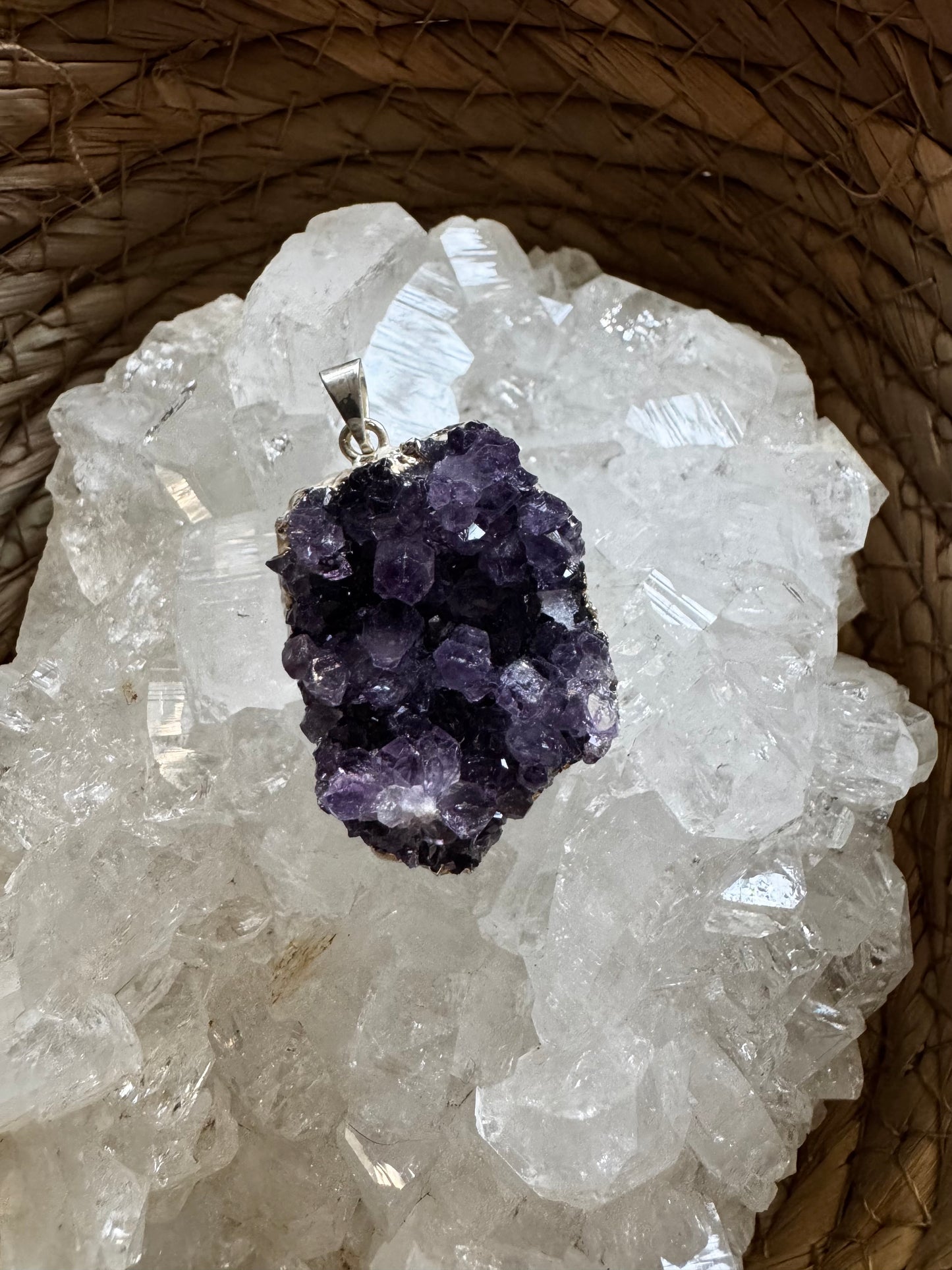 💜 Colgante “Esencia del Espíritu” – Drusa de Amatista con Baño de Plata 💫