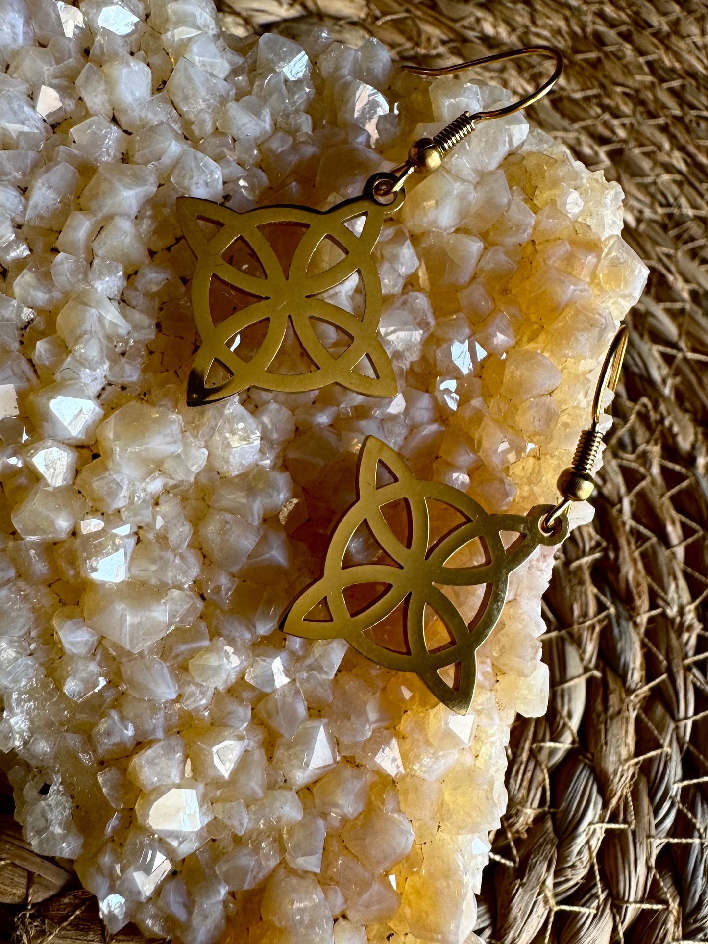 🔱 Pendientes Nudo de Bruja Sencillo – Acero Dorado