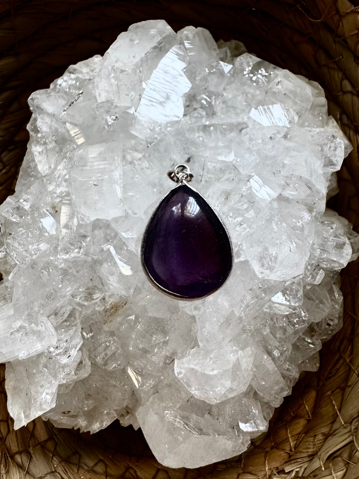 💜 Colgante “Alma Serena” – Gota de Amatista con Baño de Plata 🌙