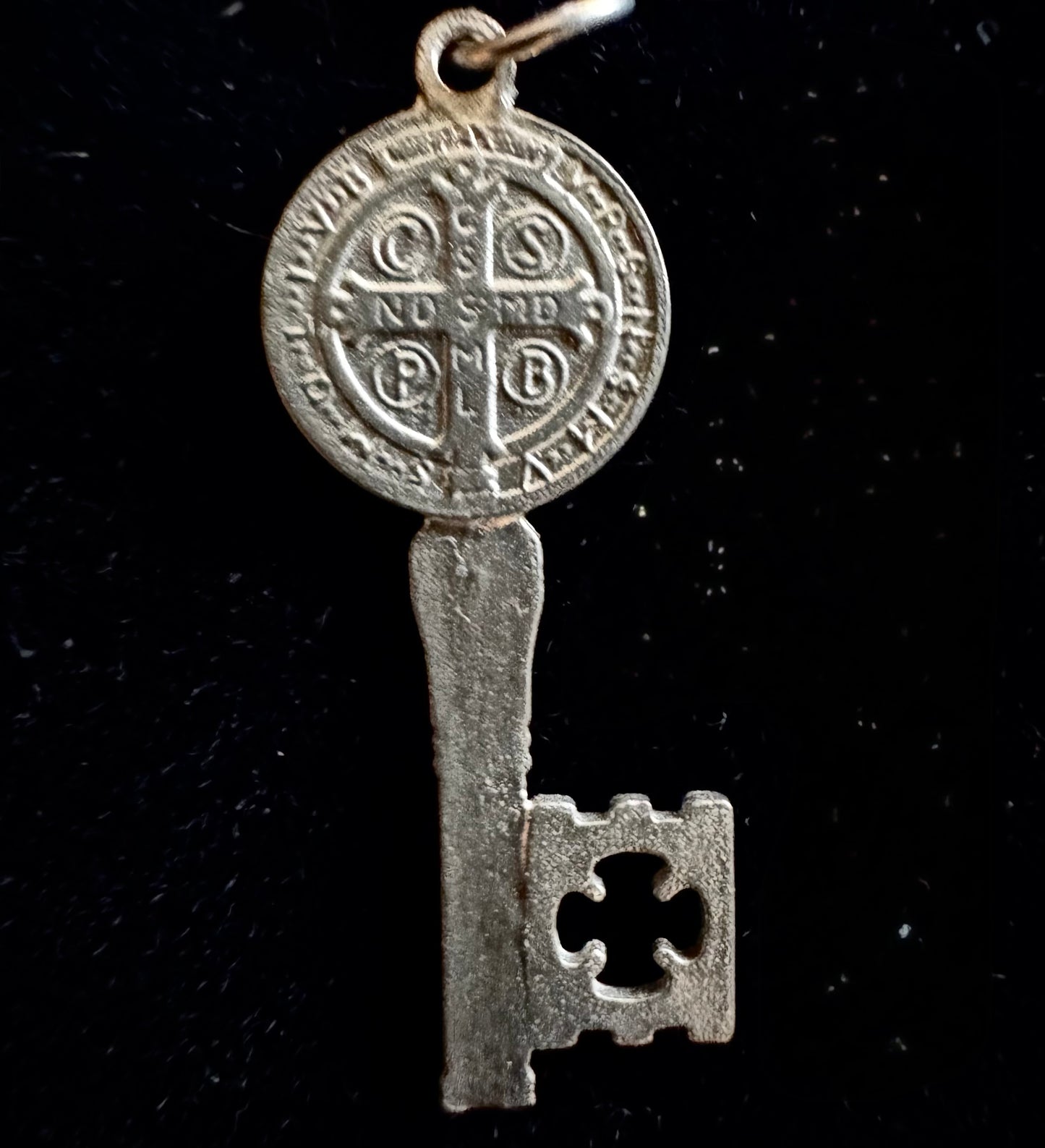 Llave Abre Caminos de San Benito — Colgante en plata de Ley