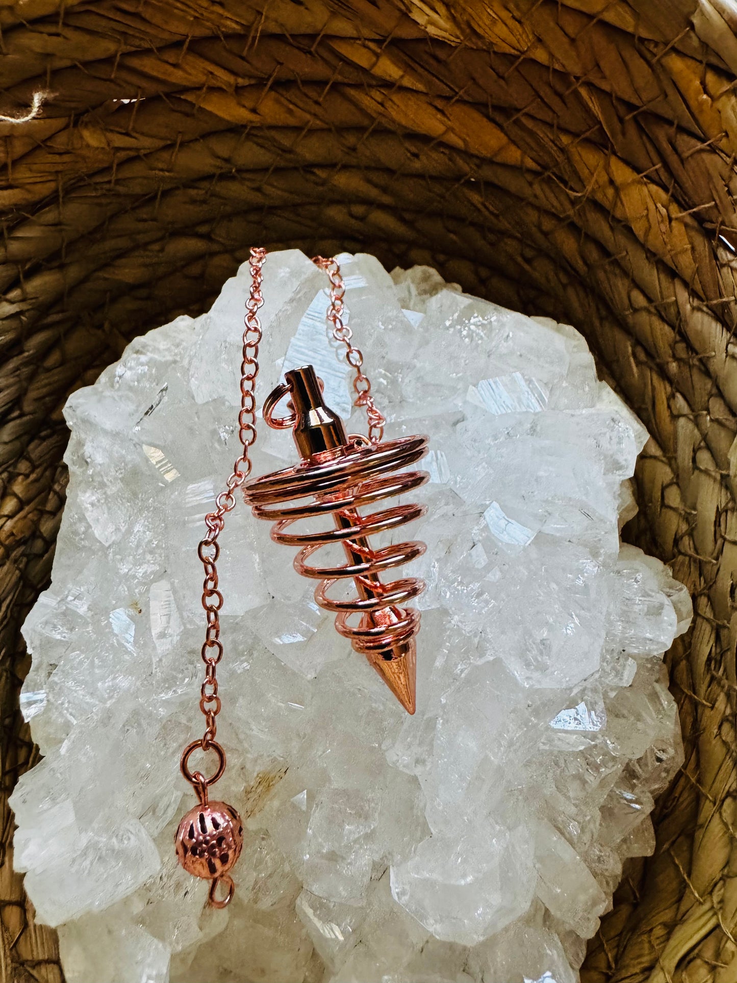 🔮 Péndulo Espiral en Oro Rosado – Canalizador de Energía y Claridad Mental