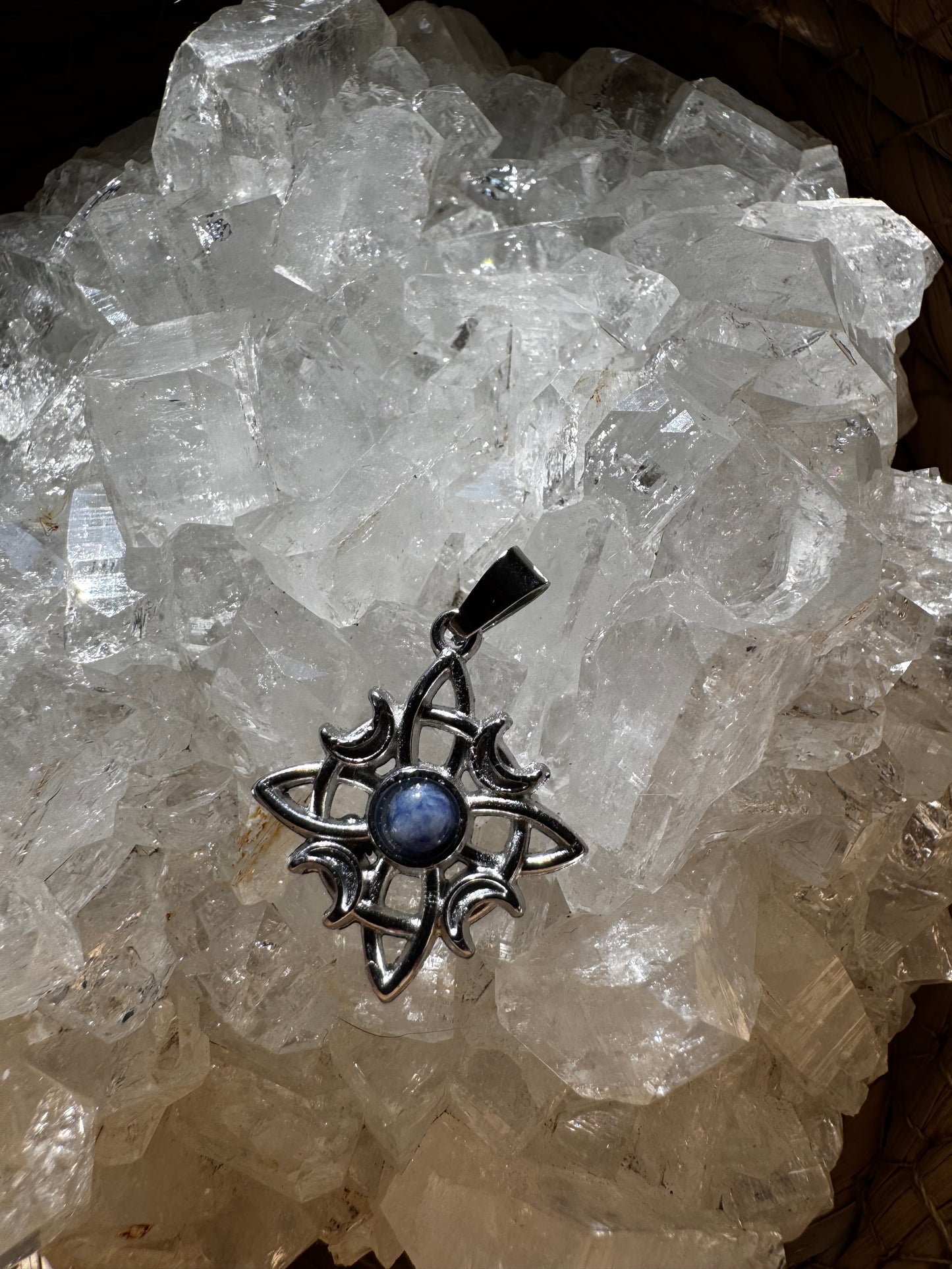 Colgante Nudo de Bruja con Sodalita – Intuición y Protección ✨
