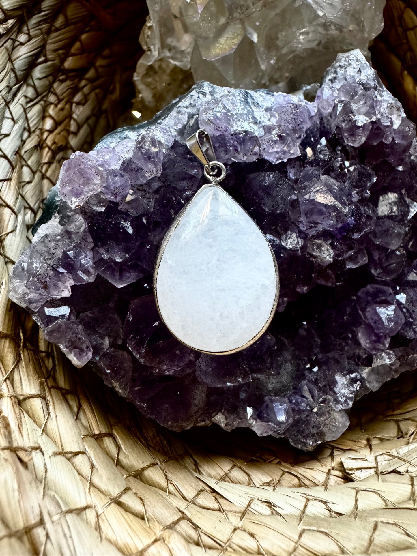 ☁️ Colgante “Esencia del Alba” – Gota de Cuarzo Lechoso con Baño de Plata 🌤️