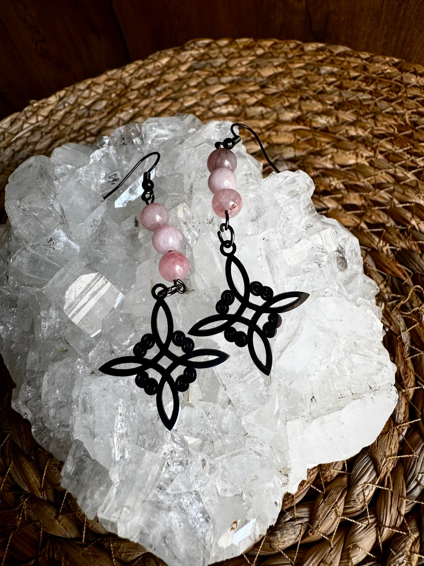 🕸️ Pendientes Nudo de Bruja con Ópalo Rosa