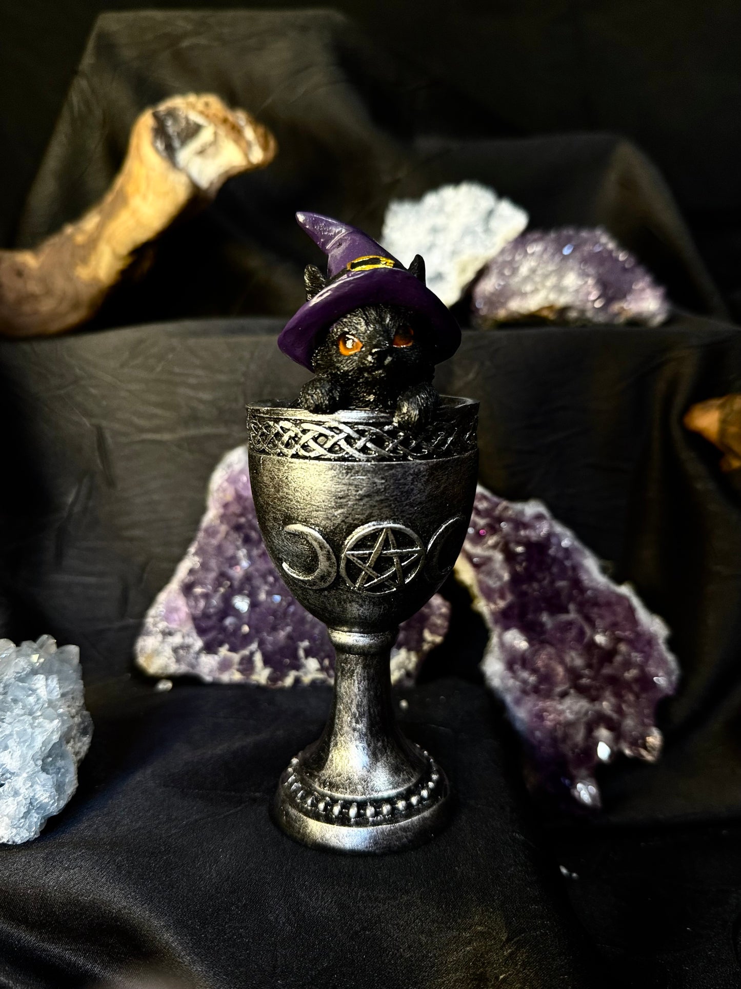 🖤✨ Gatito Brujil Protector en Cáliz – EnergÃa y Magia en tu Hogar ✨🖤