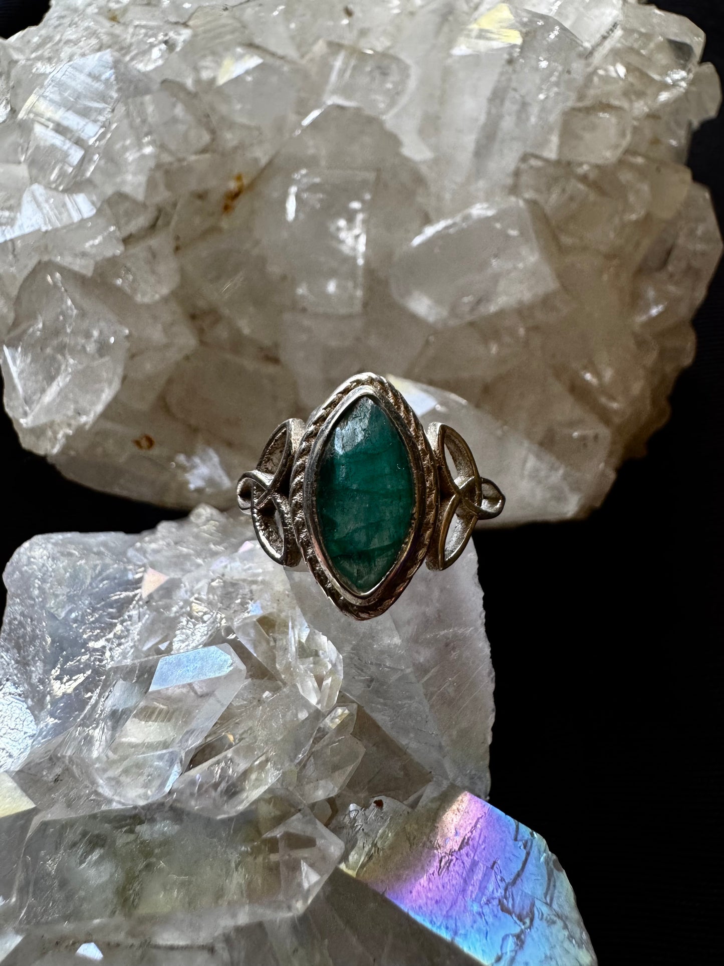 💚✨ Anillo ajustable de plata con Triquetas y Esmeralda ✨💚