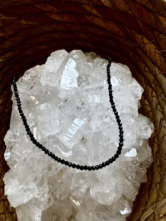 🖤 Gargantilla de Obsidiana Facetada — Protección y Transformación