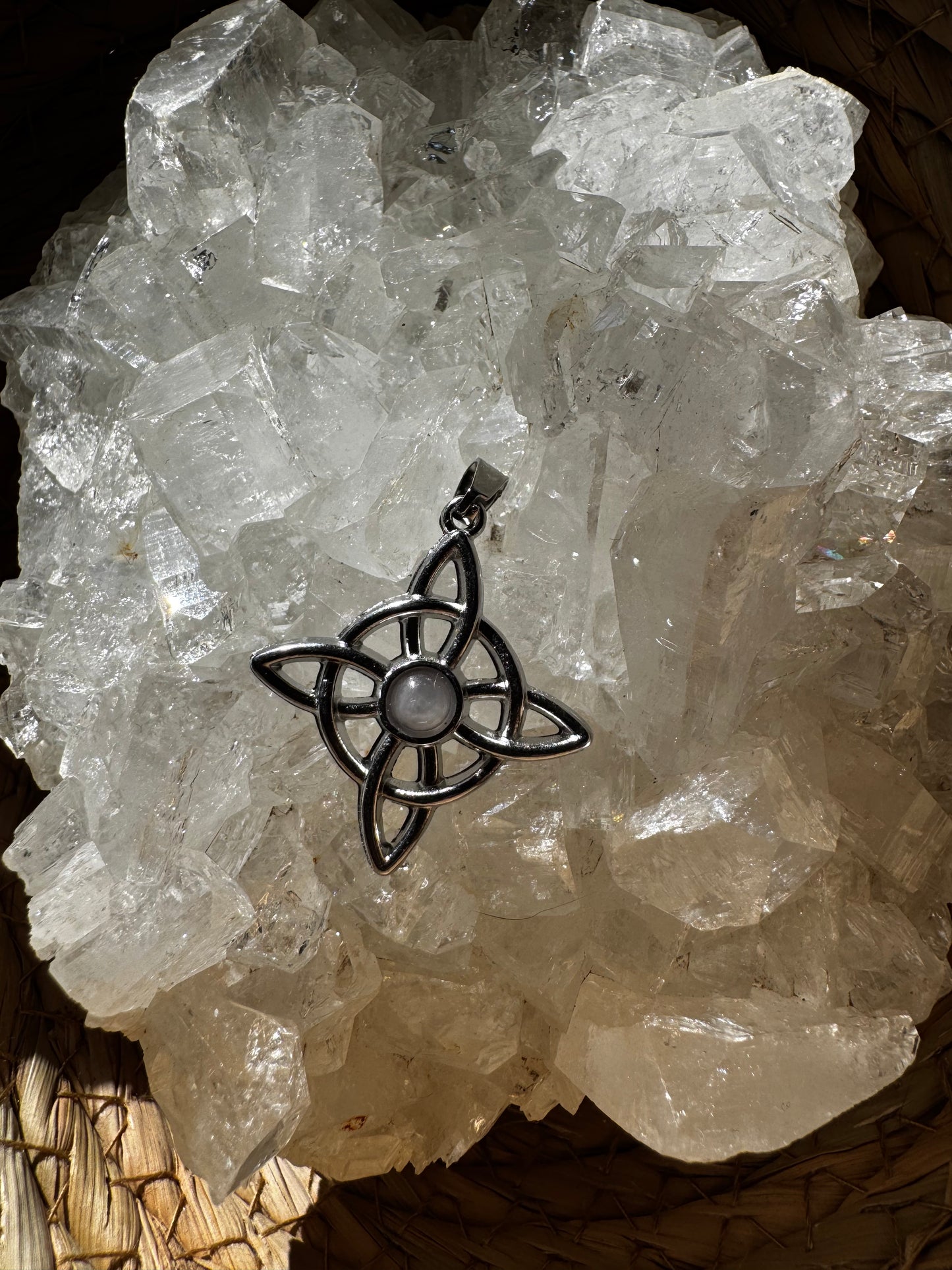 Colgante Nudo de Bruja con Cuarzo Rosa – Amor y Armonía ✨