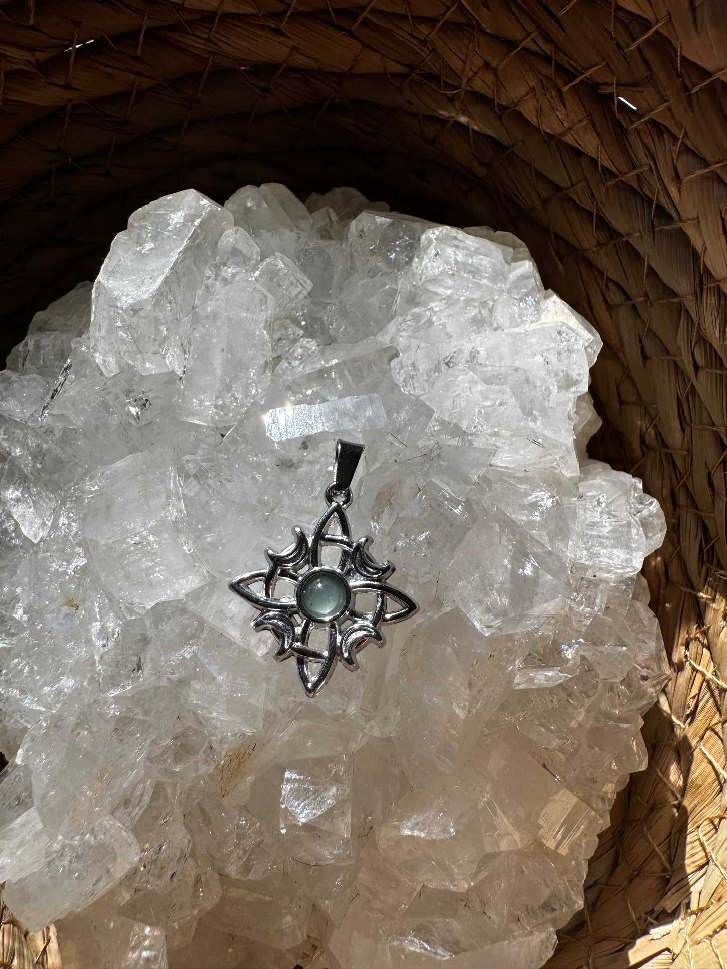 Colgante Nudo de Bruja con Aventurina Verde – Prosperidad y Protección ✨