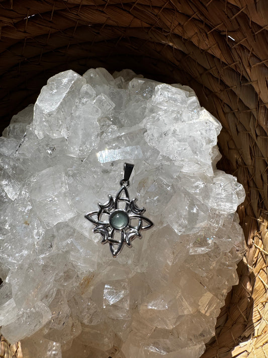 Colgante Nudo de Bruja con Aventurina Verde – Prosperidad y Protección ✨