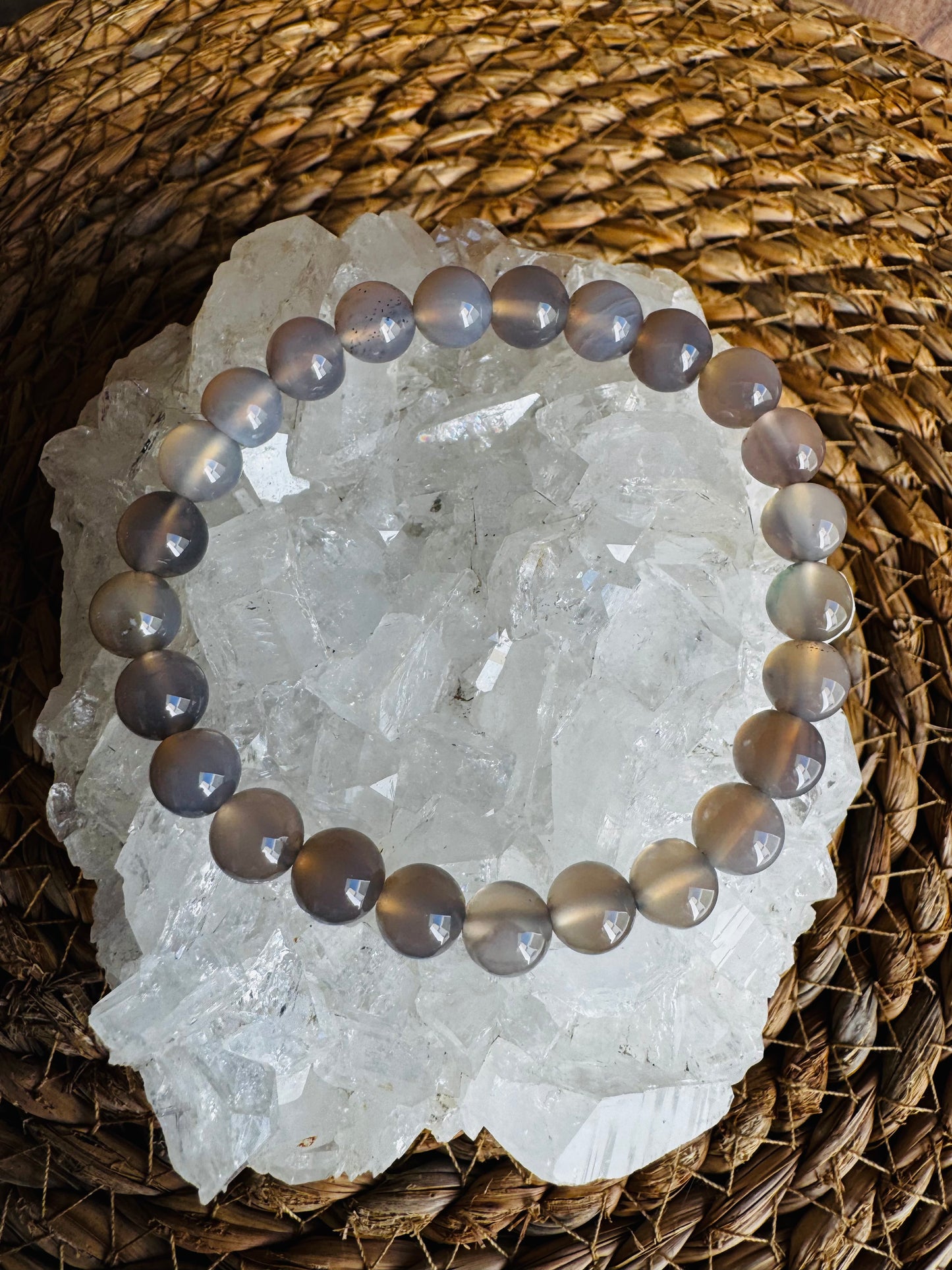 Ágata Gris – Calma, Equilibrio y Protección Emocional 🌫️✨