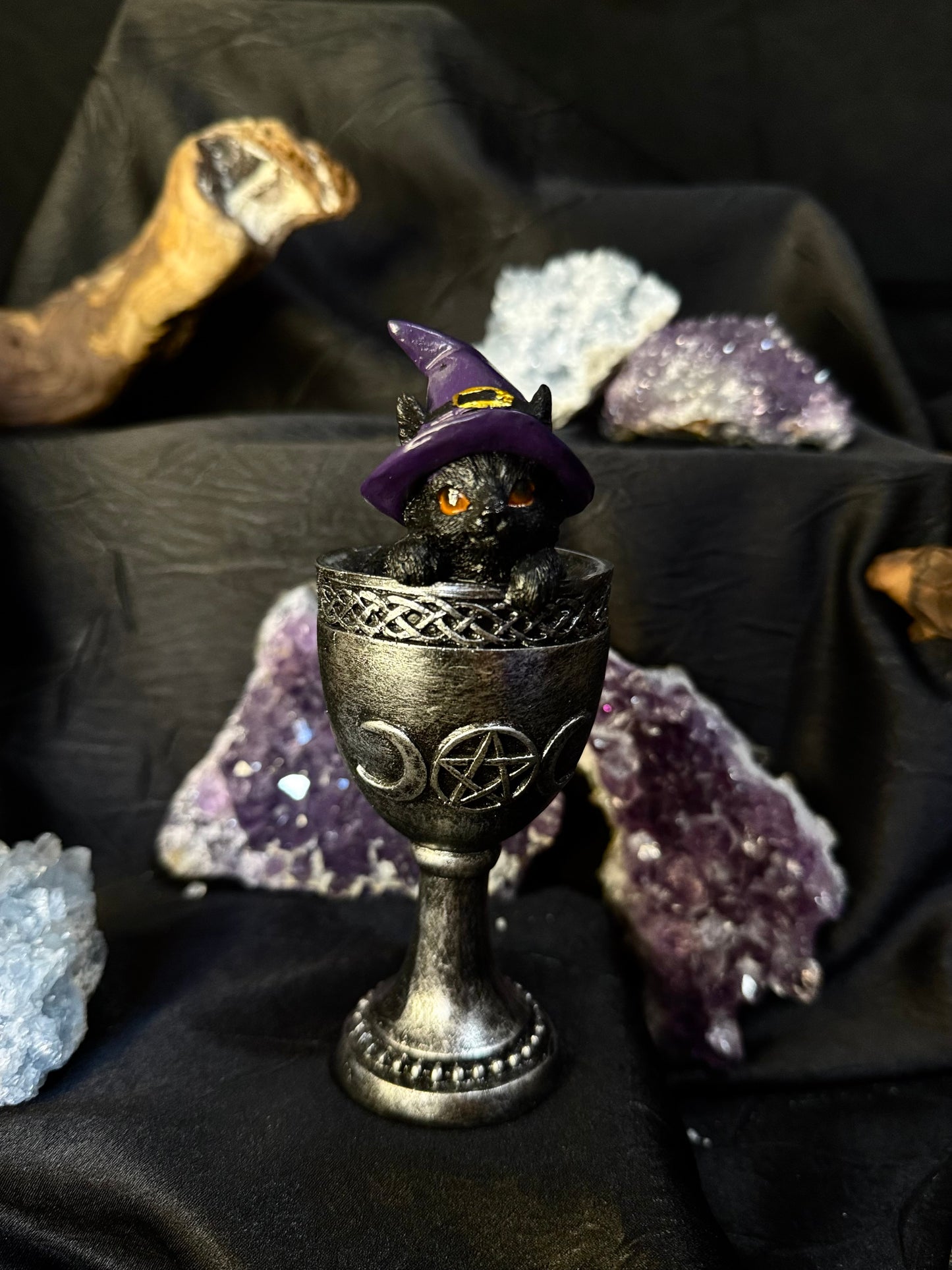 🖤✨ Gatito Brujil Protector en Cáliz – Energía y Magia en tu Hogar ✨🖤