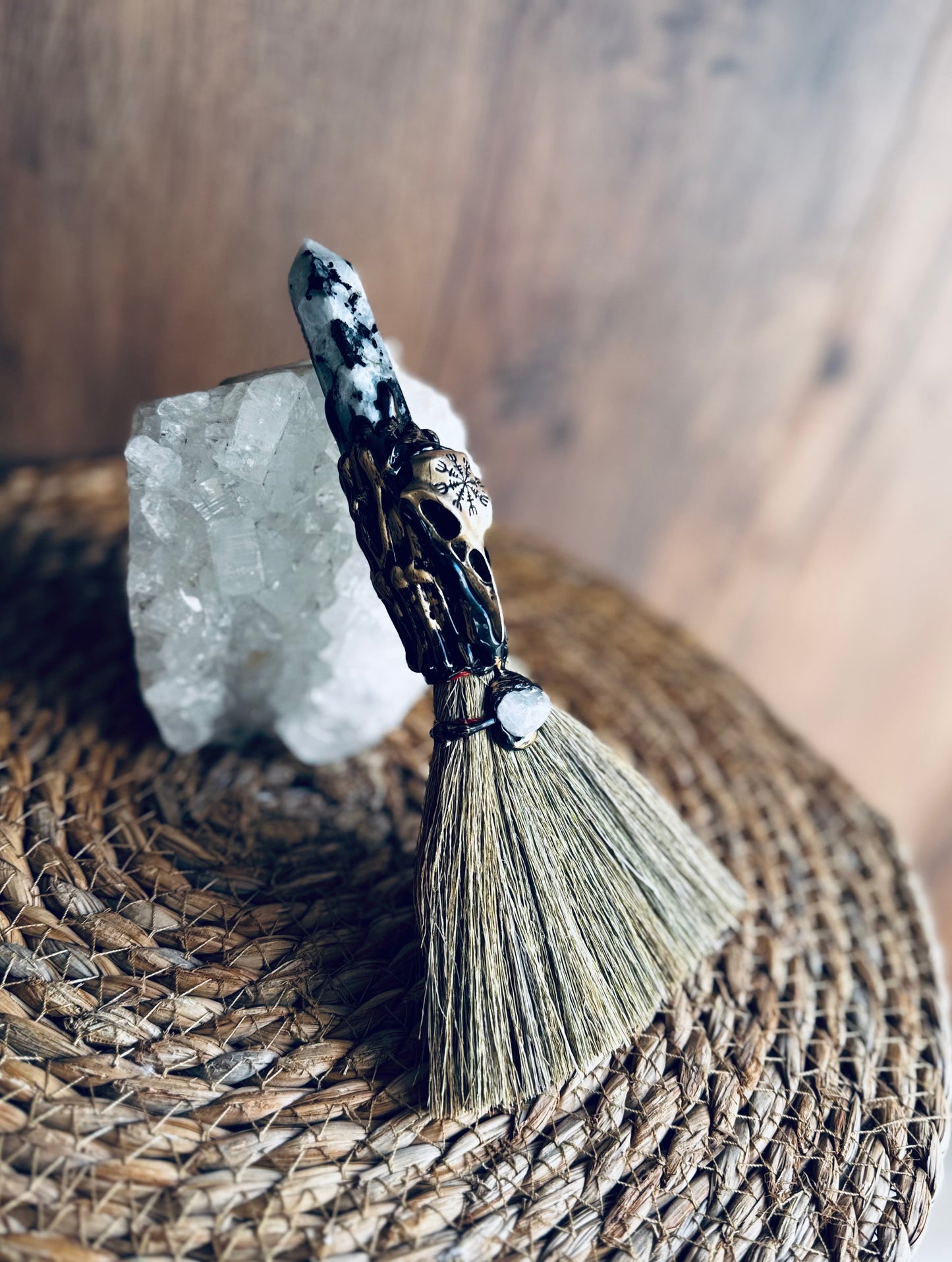 🧹 Escoba Mágica · Piedra Luna Negra, Cuarzo Cristal y Cuervo