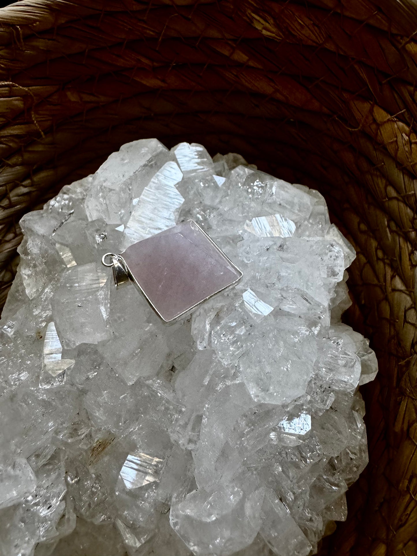 💗 Colgante Pirámide de Cuarzo Rosa – Geometría Sagrada