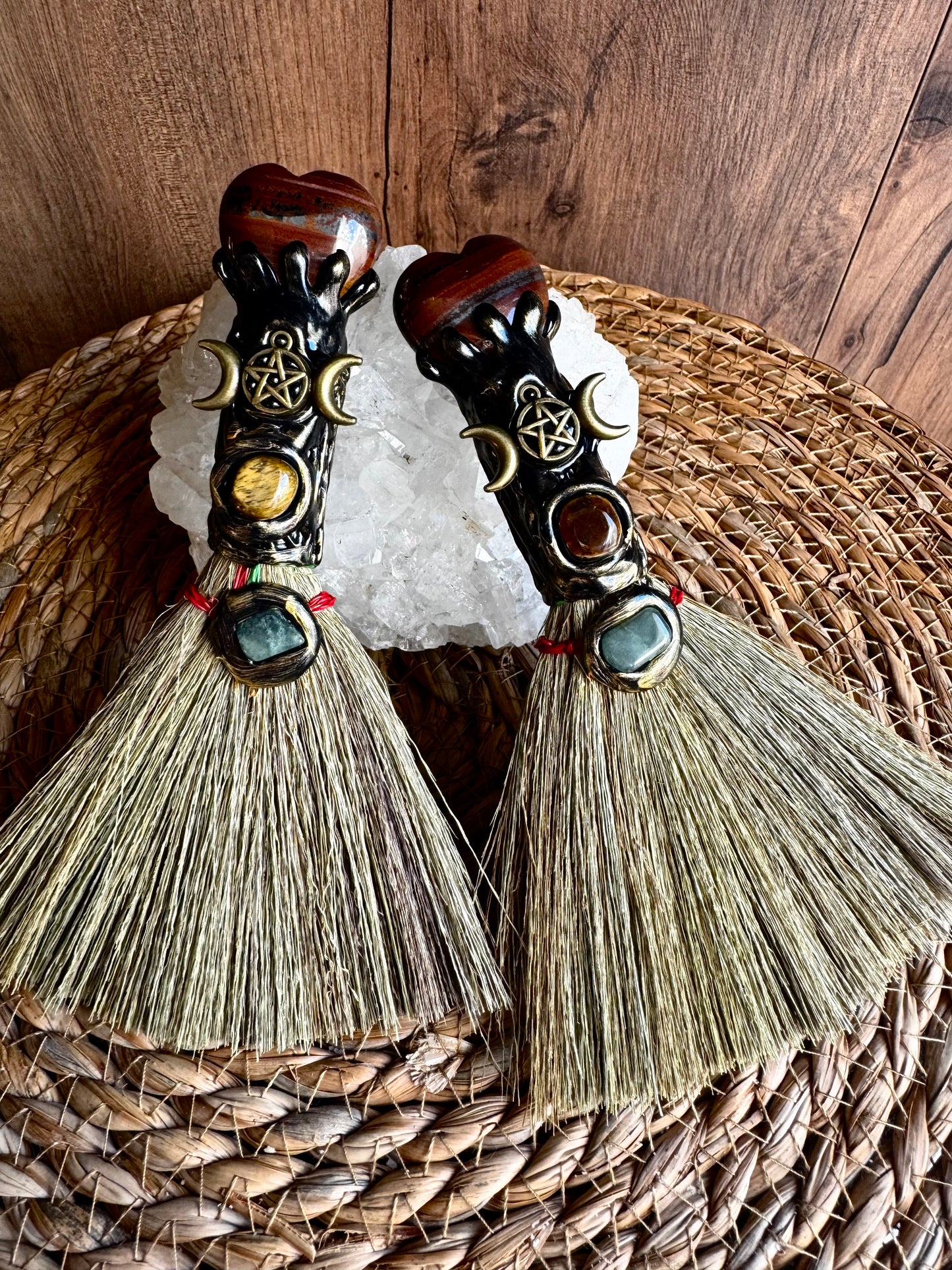 🧹✨ Escoba de Bruja Sagrada · Jaspilita, Aventurina, Ojo de Tigre y Triple Diosa ✨🧹