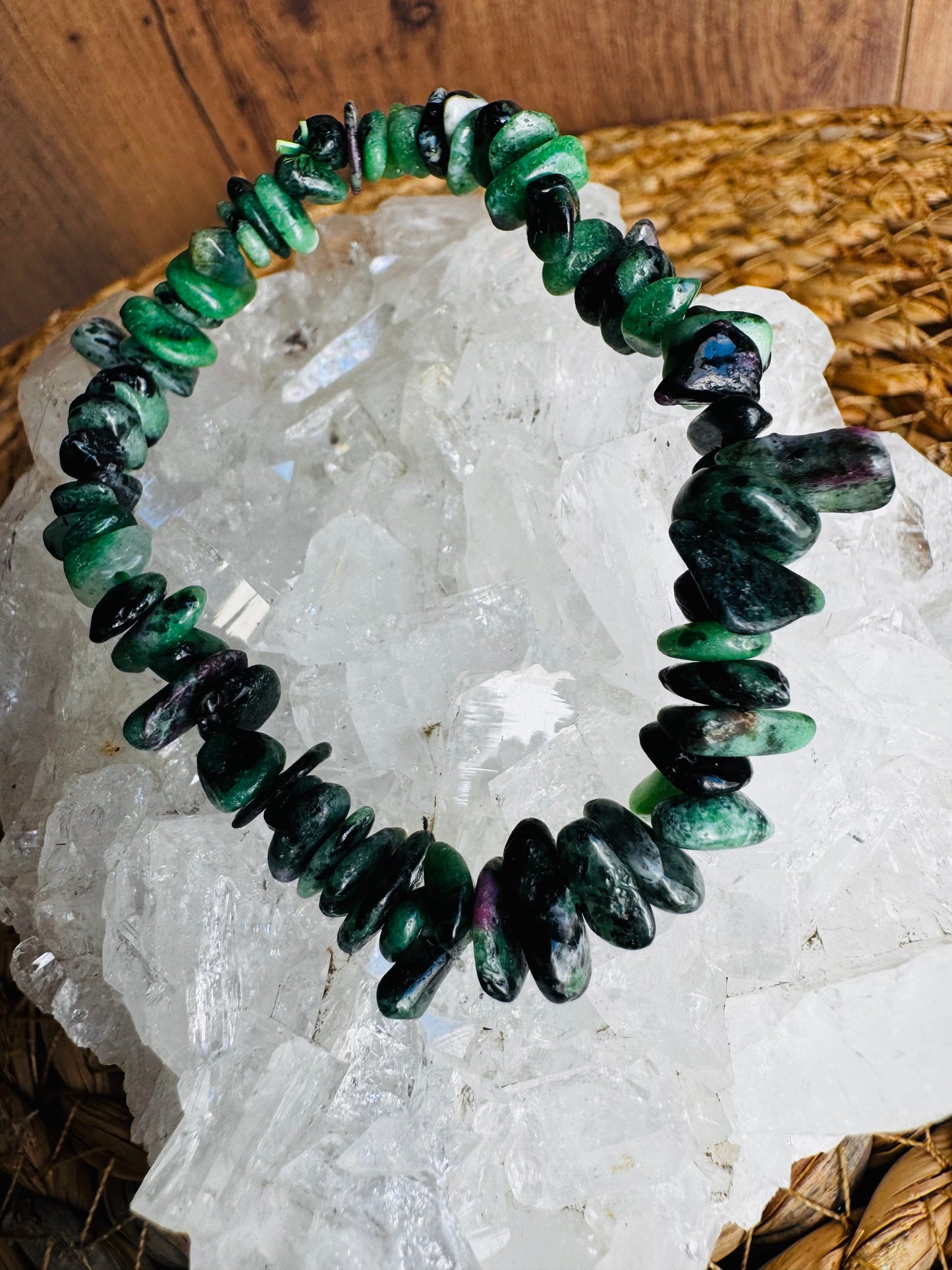 Rubí con Zoisita – Energía, Suerte y Propósito 🔮✨