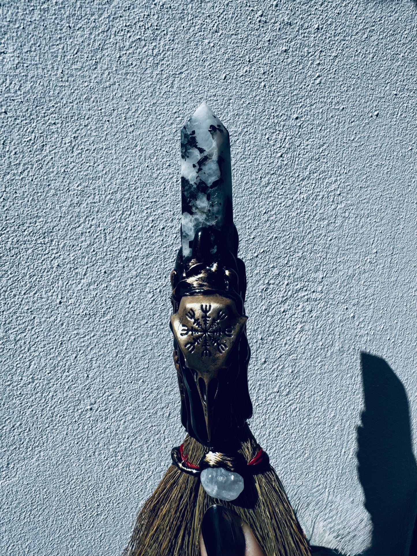 🧹 Escoba Mágica · Piedra Luna Negra, Cuarzo Cristal y Cuervo
