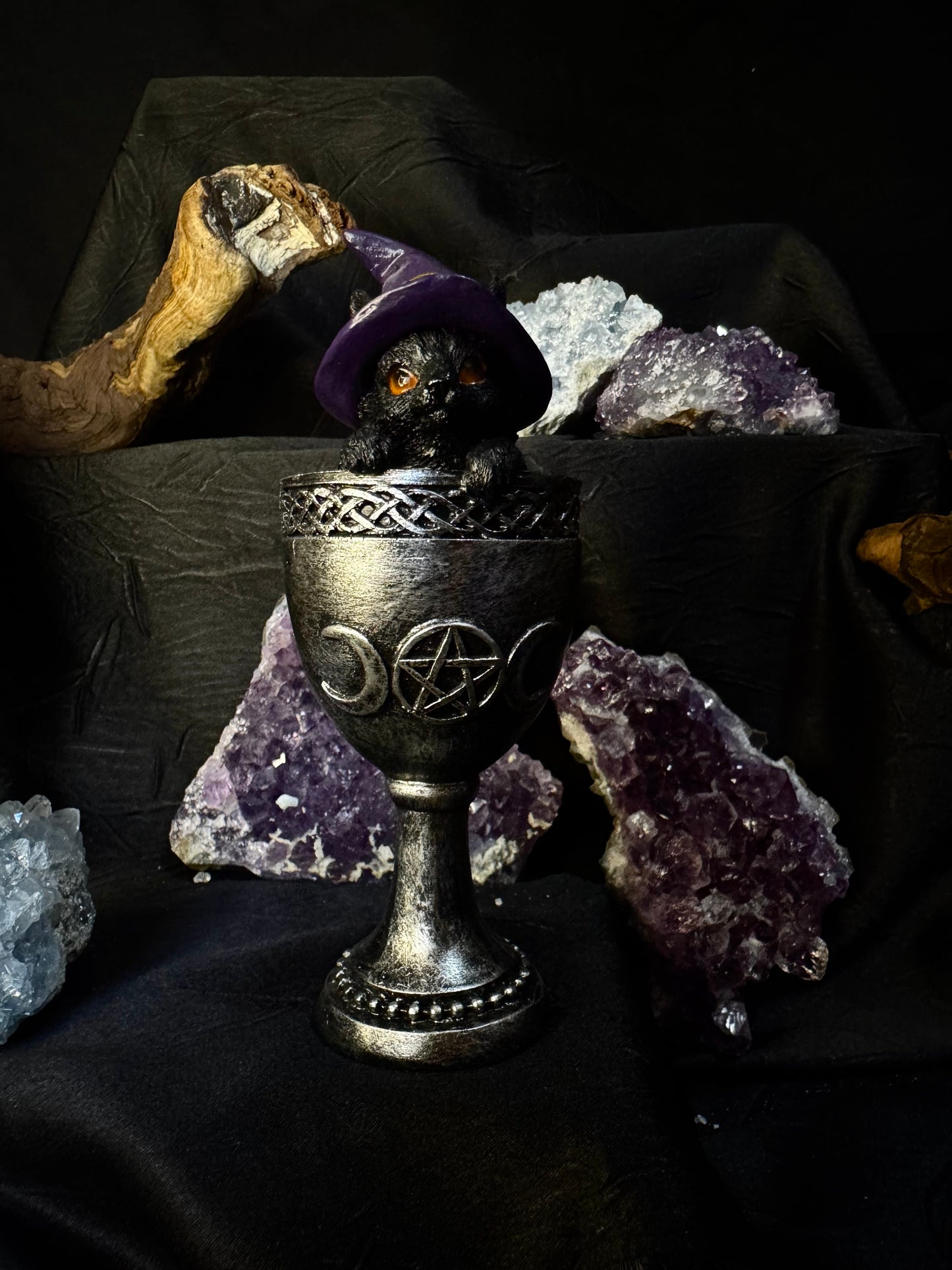 🖤✨ Gatito Brujil Protector en Cáliz – Energía y Magia en tu Hogar ✨🖤