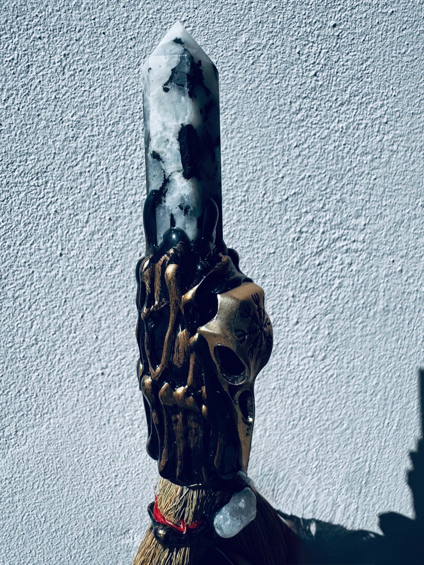 🧹 Escoba Mágica · Piedra Luna Negra, Cuarzo Cristal y Cuervo
