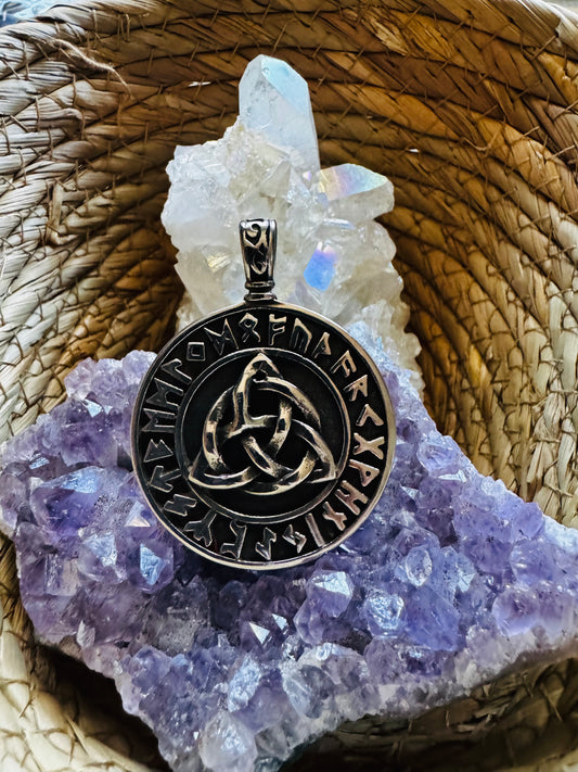 🛡️ Colgante “Talismán Rúnico de Protección” – Nudo Trikvetr ✨