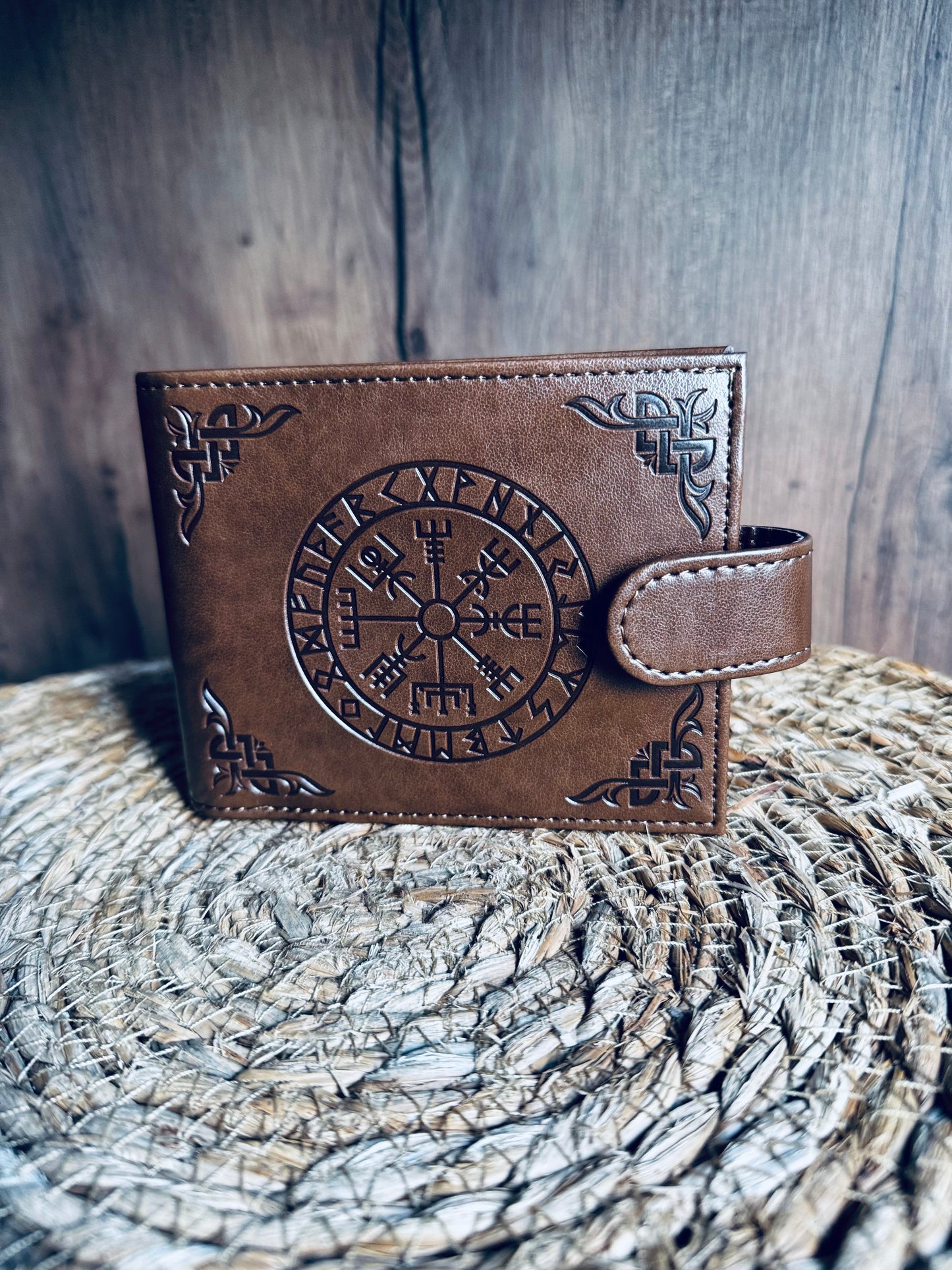 Cartera Vikinga con Vegvísir – La brújula que guía tu camino