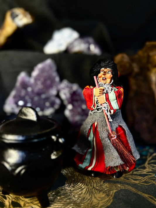 🍀✨ Brujita de la Suerte – Buena Energía y Protección para tu Hogar ✨🍀