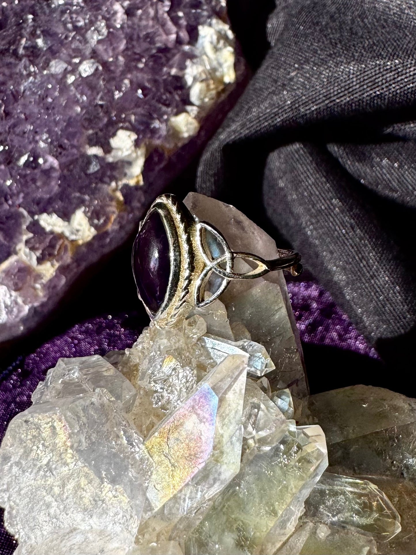 💜✨ Anillo ajustable de plata con Triquetas y Amatista ✨💜