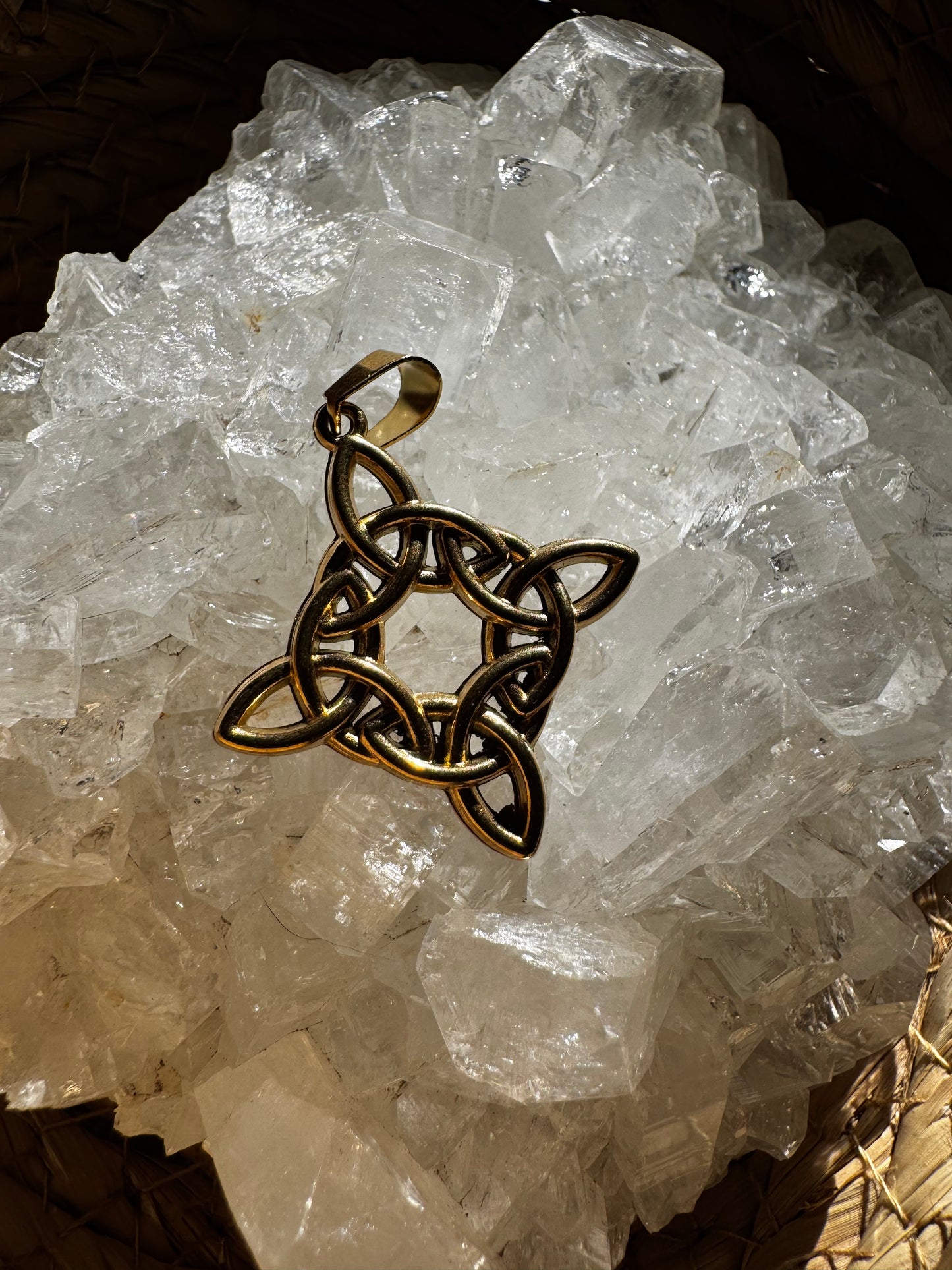 Colgante Nudo de Bruja 3D en Acero Dorado – Magia y Elegancia ✨