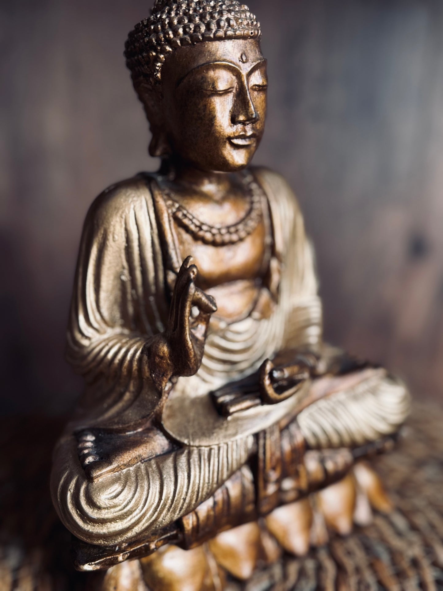 Buda Vitarka Mudra en Flor de Loto — Hecho a Mano en Indonesia