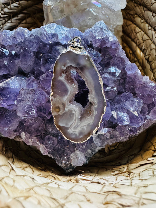 Colgante de Ágata Cristalizada con Baño de Plata – Energía y Protección ✨