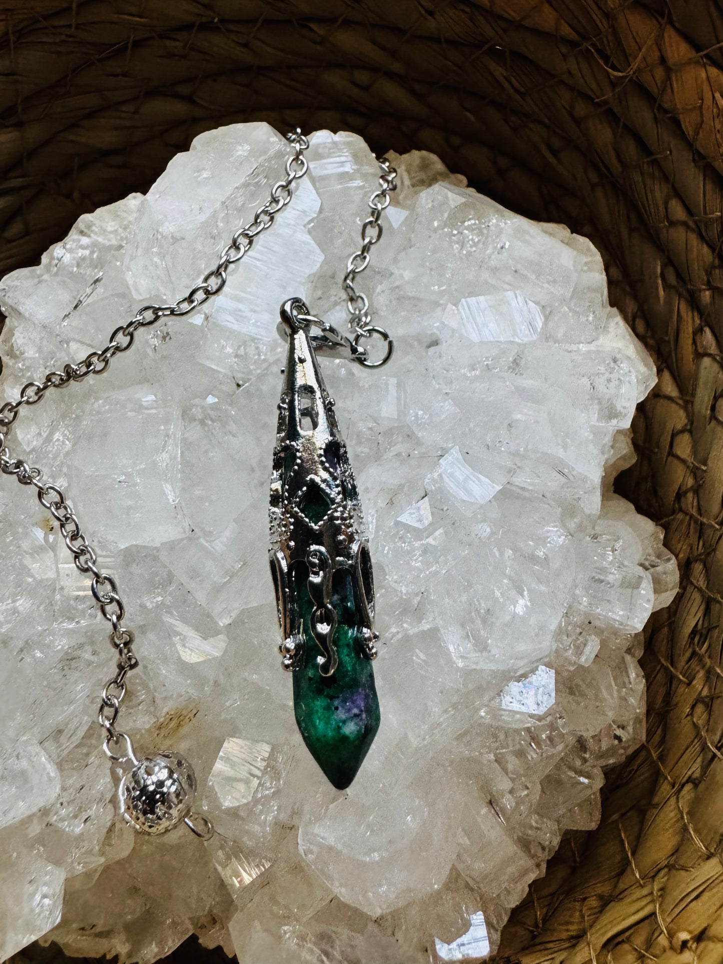 🔮 Péndulo de las Brujas de Rubí Zoisita – Transformación y Fuerza Vital