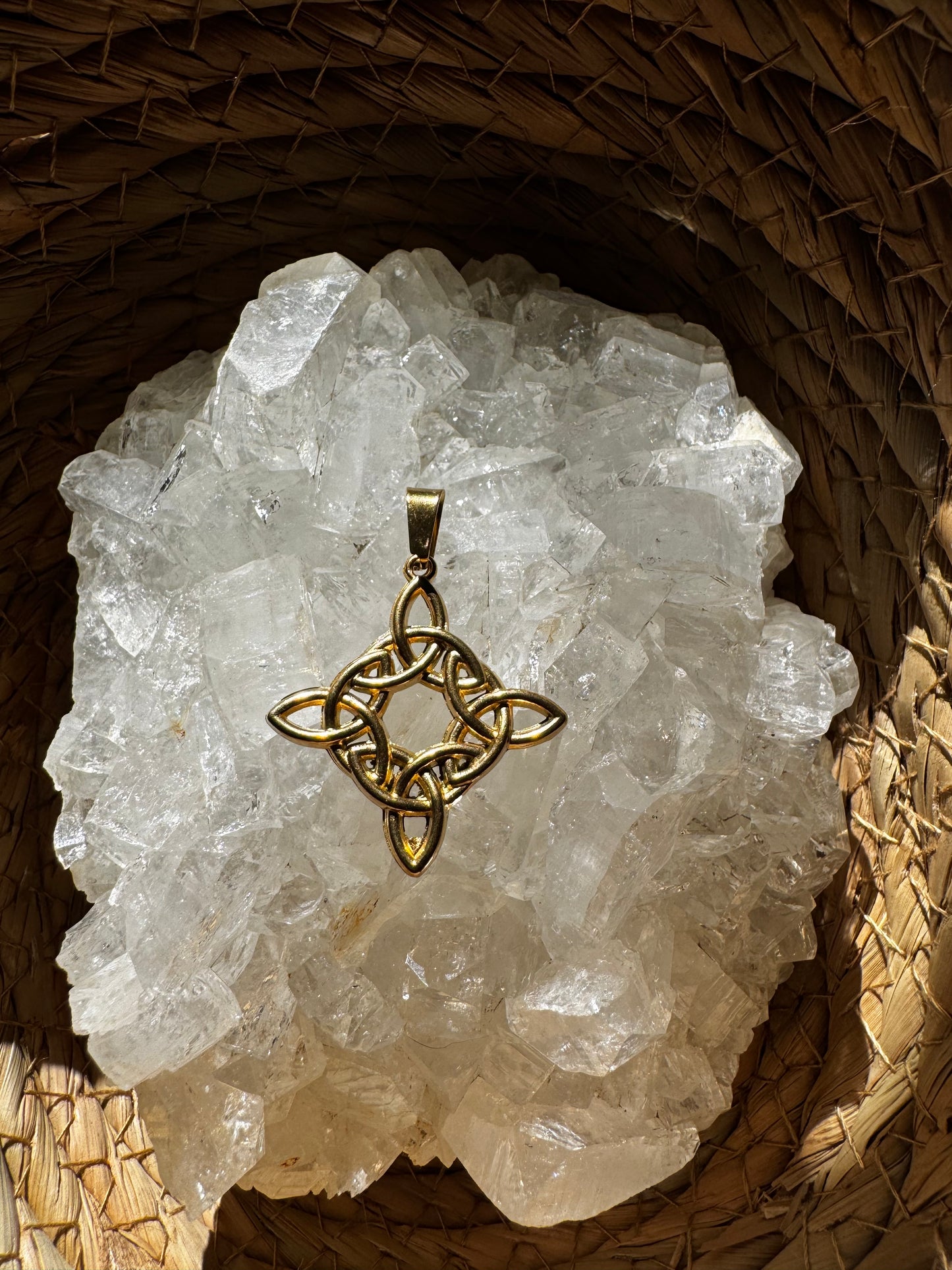 Colgante Nudo de Bruja 3D en Acero Dorado – Magia y Elegancia ✨