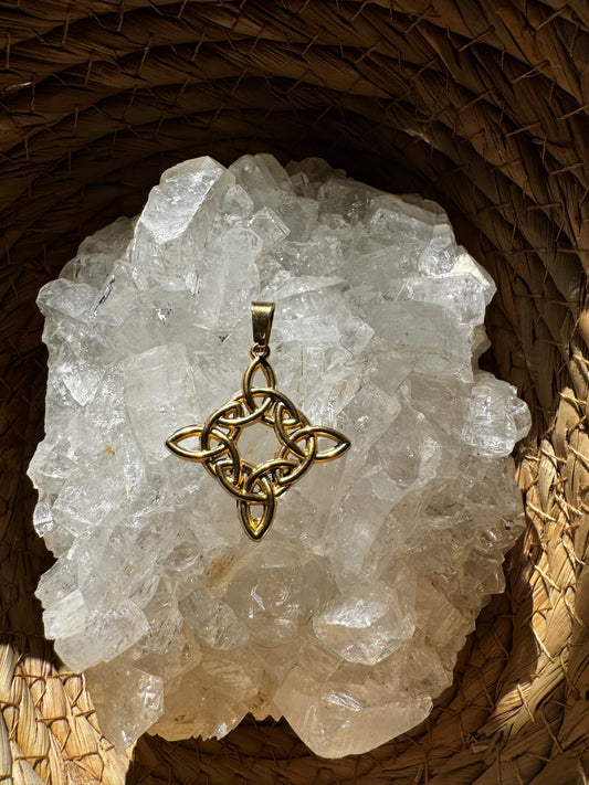 Colgante Nudo de Bruja 3D en Acero Dorado – Magia y Elegancia ✨