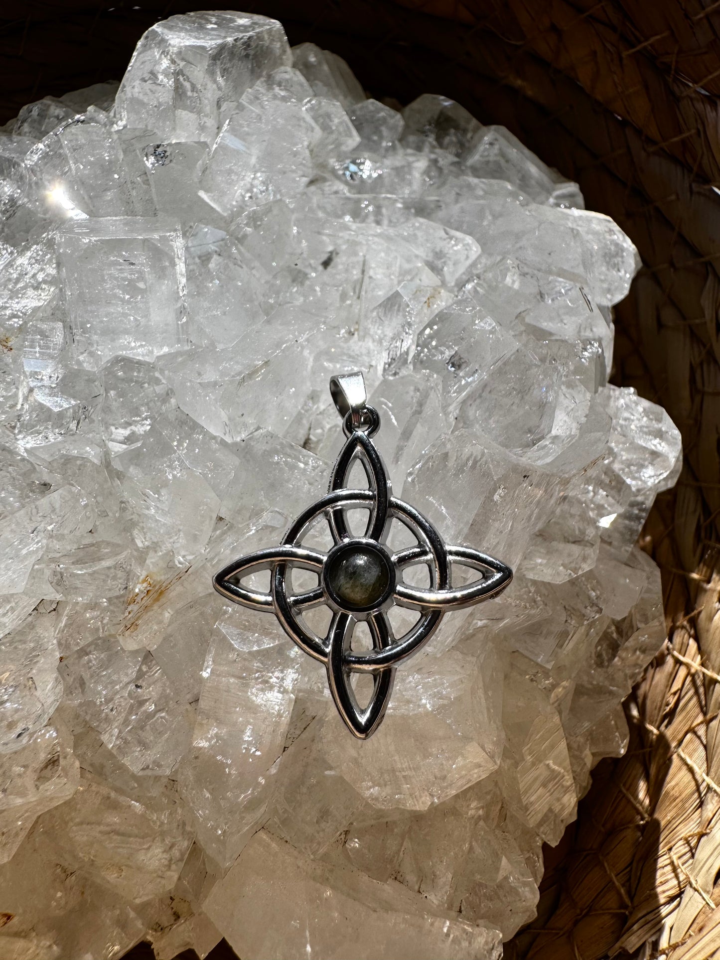 🕯️ Nudo de Bruja con Labradorita — Protección y Magia Interior