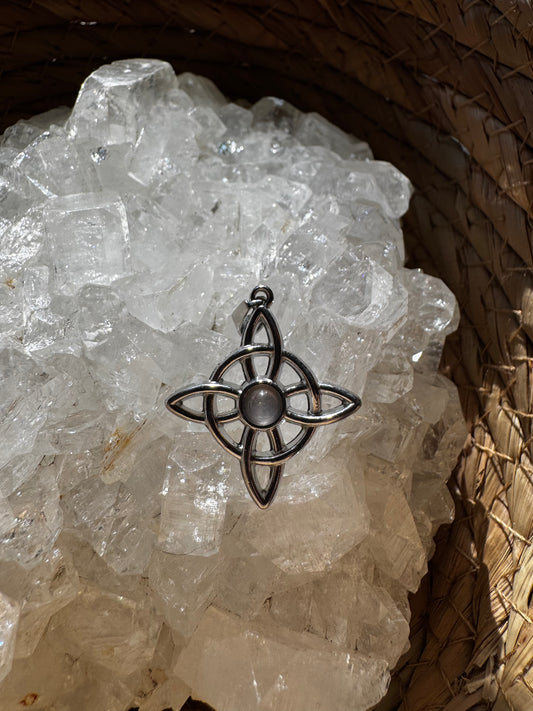 Colgante Nudo de Bruja con Cuarzo Rosa – Amor y Armonía ✨