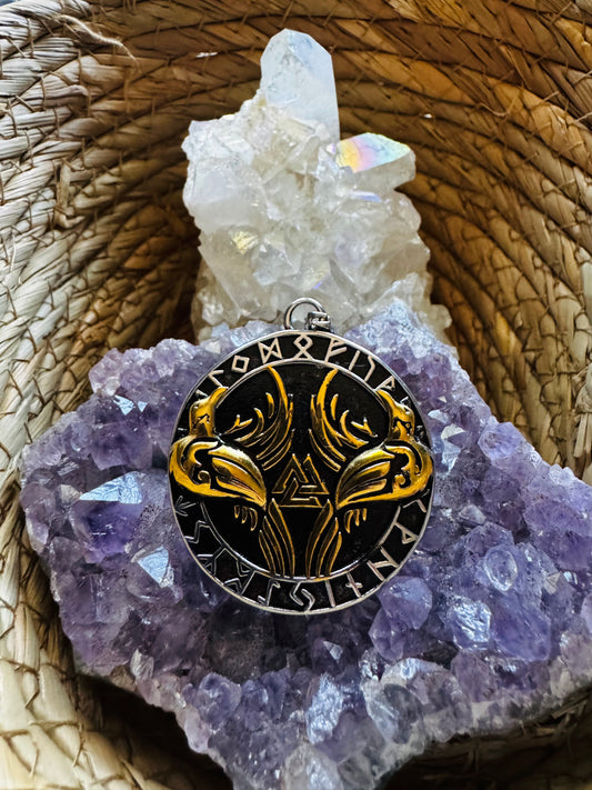 🦅 Colgante “Hugin & Munin – Círculo de Runas” – Acero Dorado y Plateado ✨