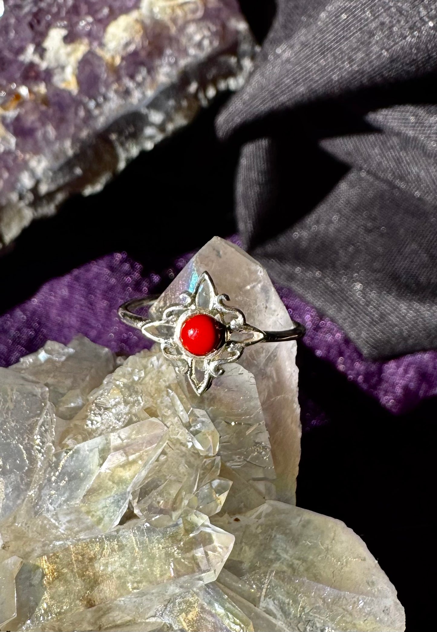 🌀✨ Anillo Nudo de Bruja con Coral ✨🌀