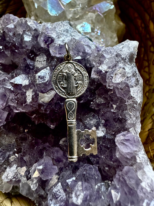 Llave Abre Caminos de San Benito — Colgante en plata de Ley